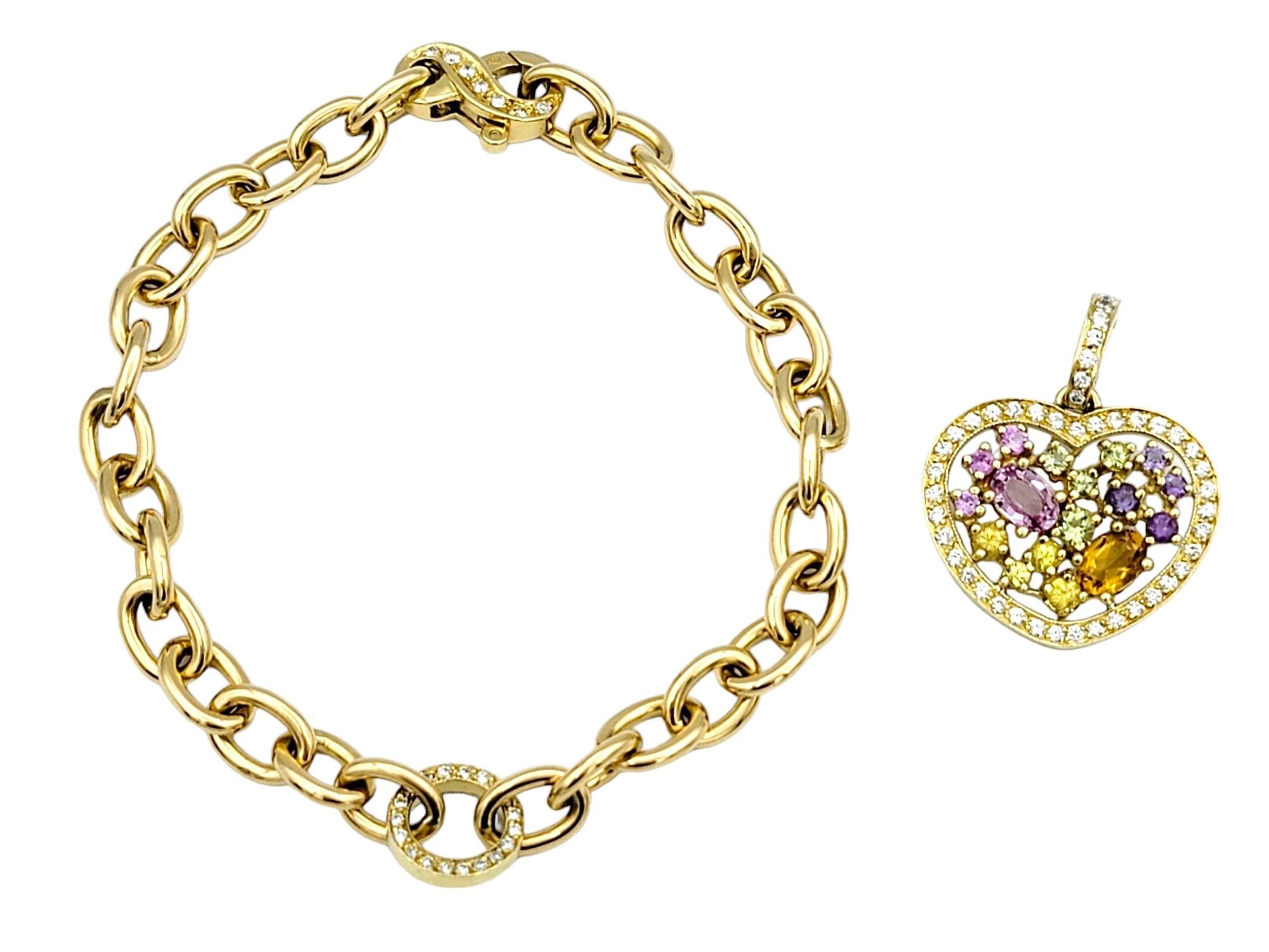 Ce charmant et élégant bracelet, orné d'un seul charme de cœur, est délicatement réalisé en or jaune 18 carats. La breloque amovible est ornée d'un éventail éblouissant de pierres précieuses multicolores, créant une pièce maîtresse vibrante et