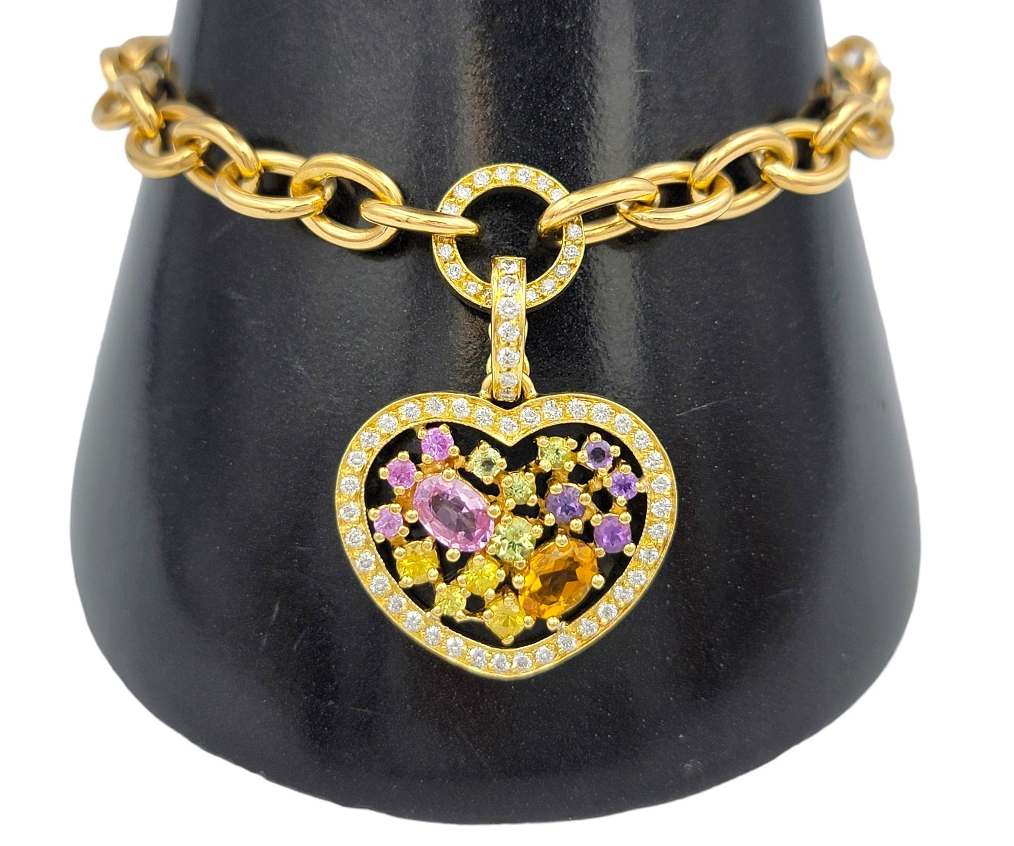 Bracelet breloque cœur en or jaune 18 carats, pierres précieuses multicolores et diamants en vente 2