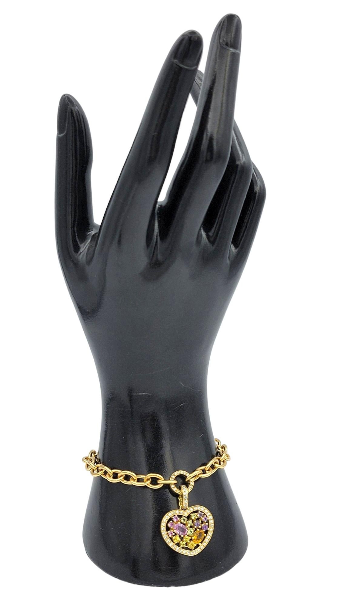 Bracelet breloque cœur en or jaune 18 carats, pierres précieuses multicolores et diamants en vente 3
