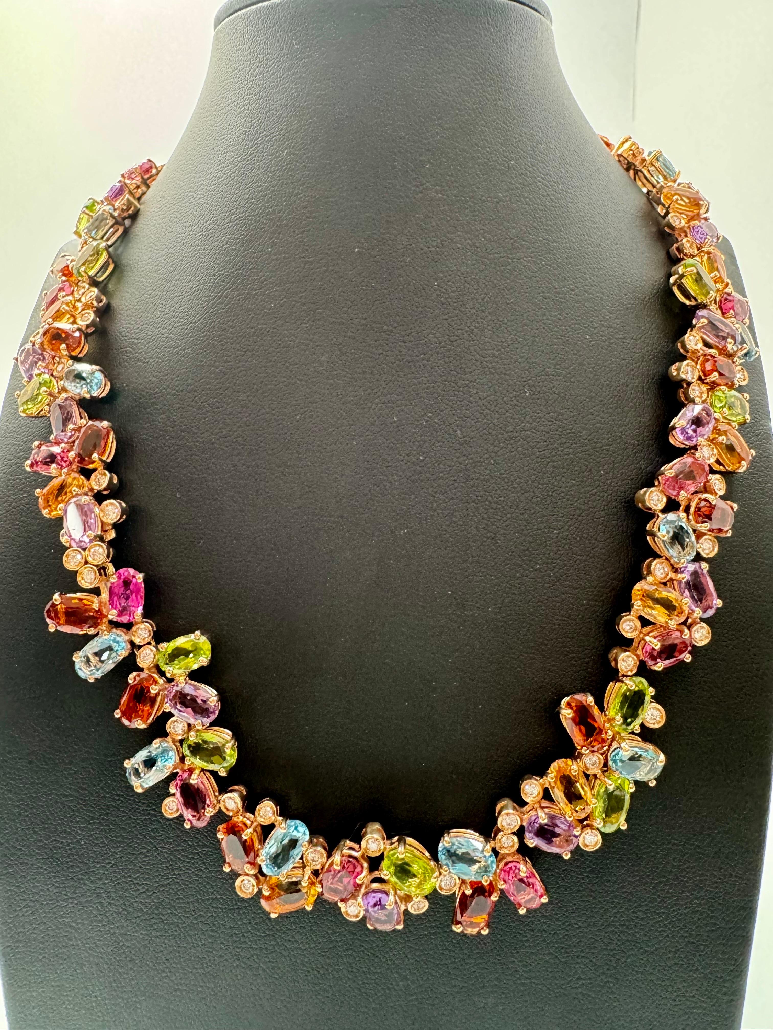 Taglio ovale Collana Rainbow con diamanti e gemme multicolore di H. Stern, oro giallo 18 carati 89g in vendita