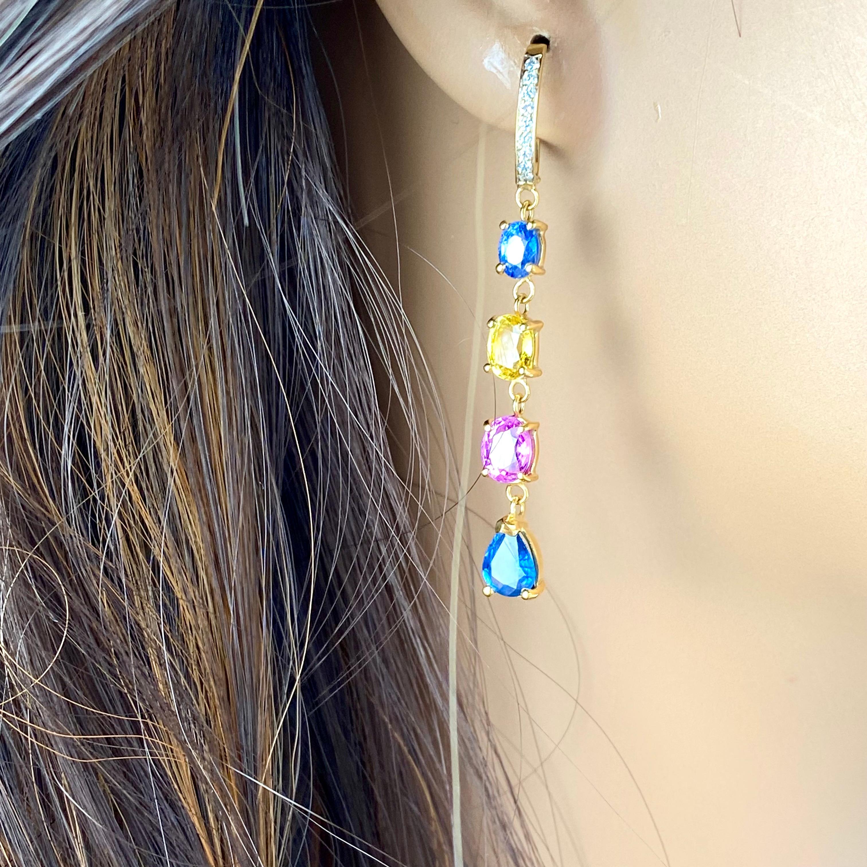 Unsere atemberaubenden Ohrringe aus 14 Karat Gelbgold mit mehrfarbigen Edelsteinen und Diamanten bestechen durch ihre exquisite Schönheit und ihre leuchtenden Farbtöne. Diese atemberaubenden Ohrringe haben ein zartes Reifendesign, das aus luxuriösem
