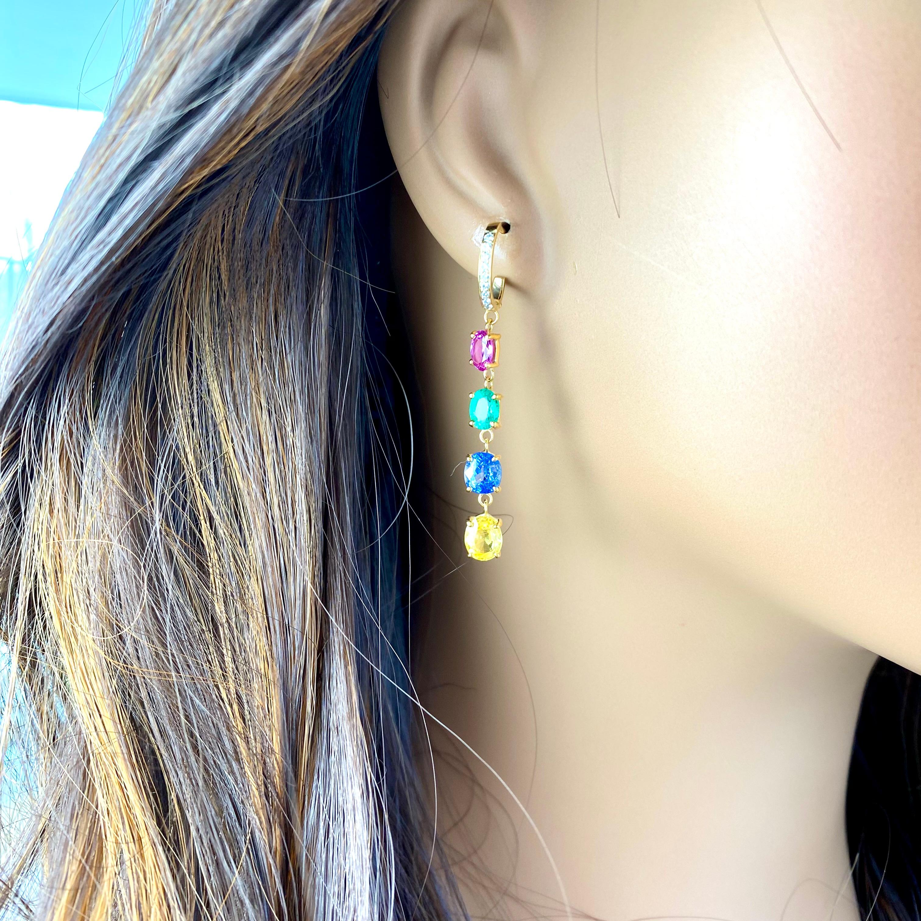 Mehrfarbige lange Ohrringe mit Edelsteinen und Diamanten mit Gewicht von 7,65 Karat und 1,95 Zoll  im Zustand „Neu“ im Angebot in New York, NY