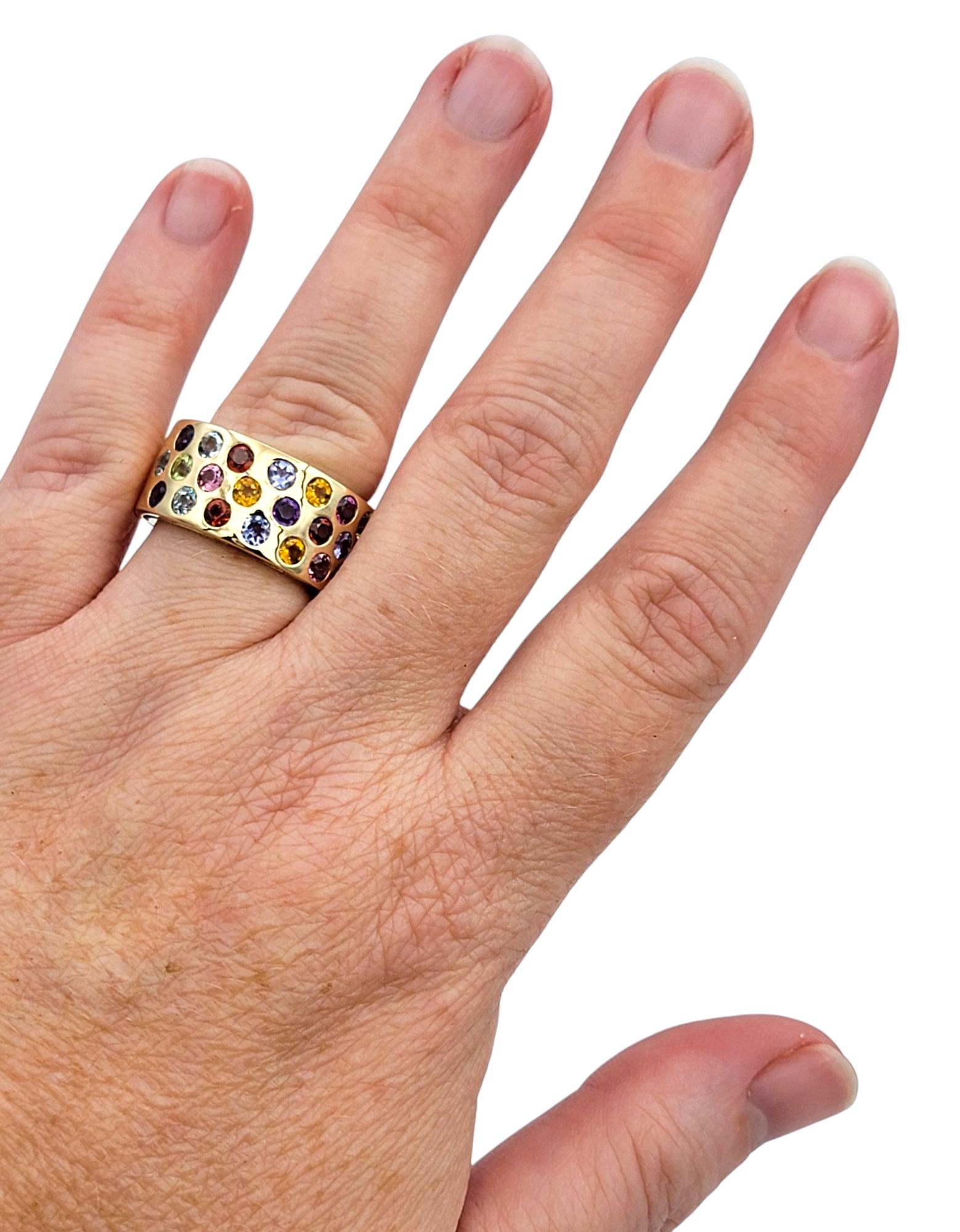 Anello a fascia larga con gemme multicolori Dot Dot Dot in oro giallo lucido 14 carati in vendita 4