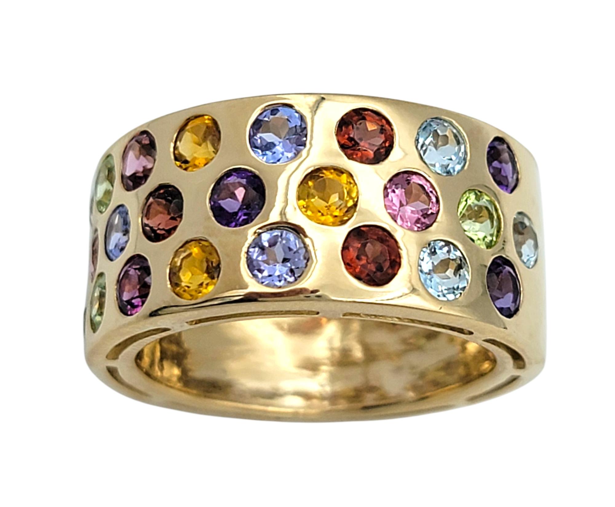 Contemporaneo Anello a fascia larga con gemme multicolori Dot Dot Dot in oro giallo lucido 14 carati in vendita