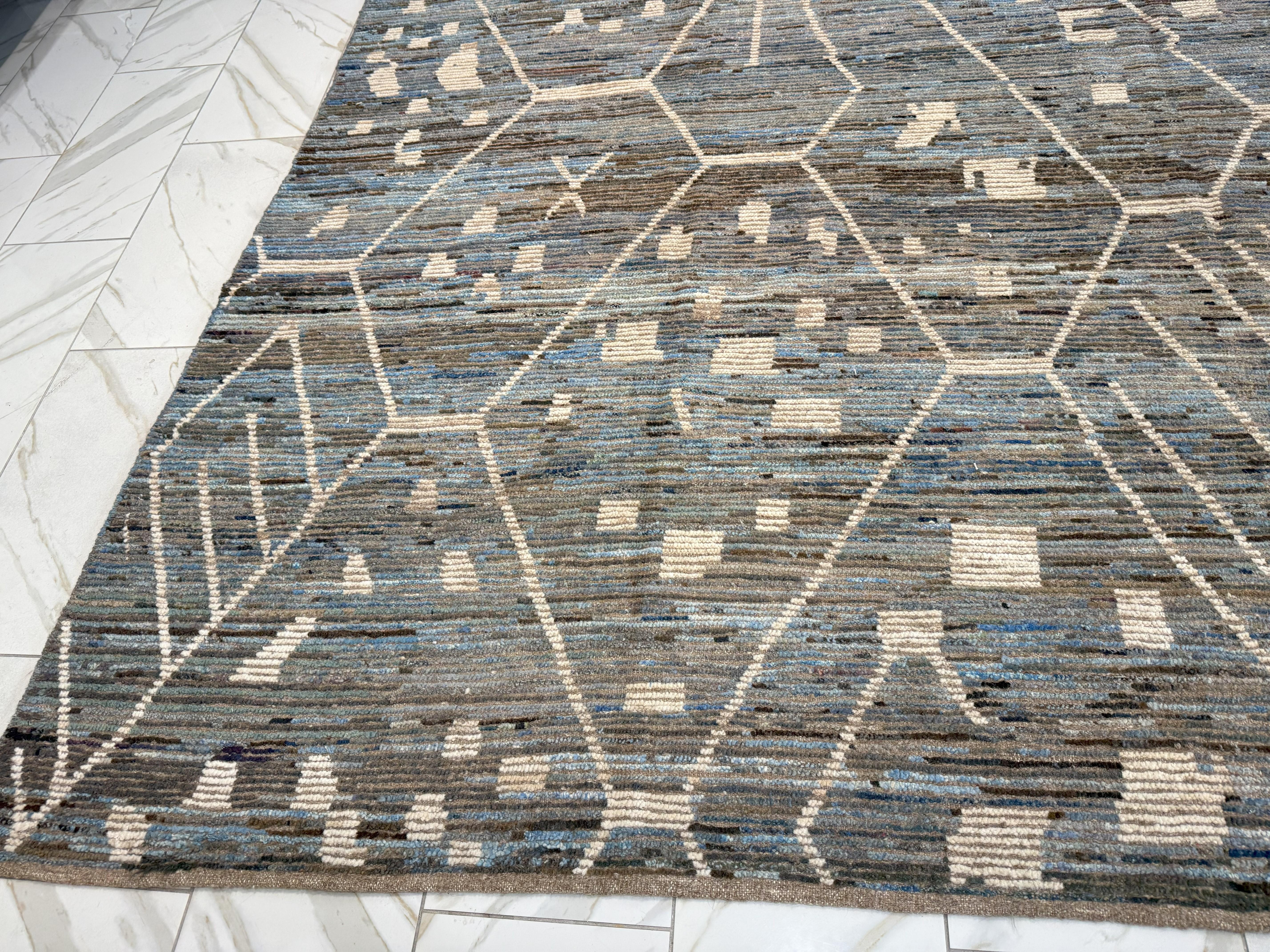 XXIe siècle et contemporain Multi-Colored Geometric Moroccan G Design Area Rug en vente