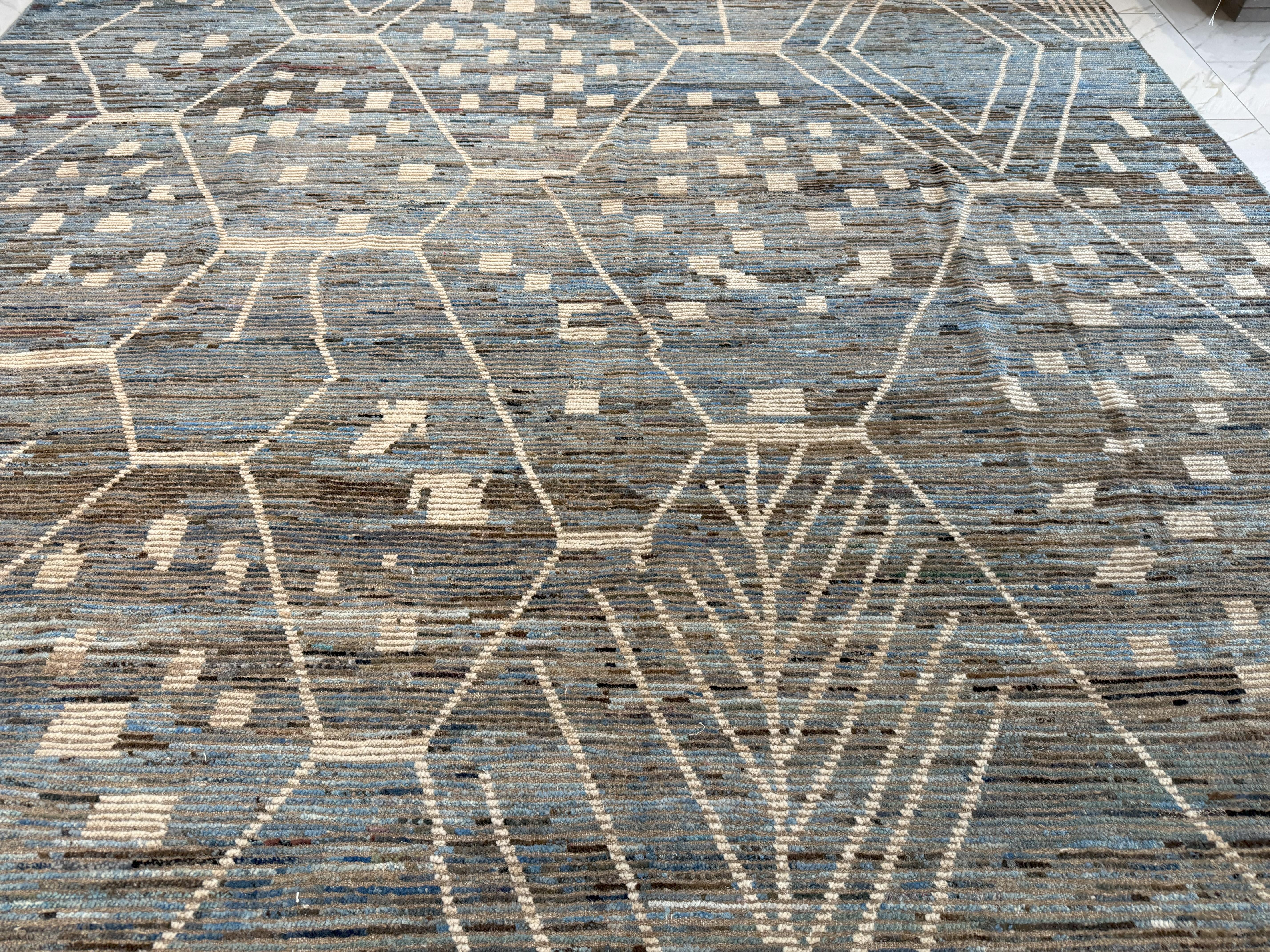 Laine Multi-Colored Geometric Moroccan G Design Area Rug en vente