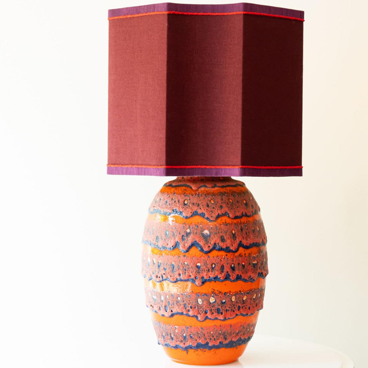 Lampe de table ou lampadaire en céramique de grande qualité, années 1970.

Ce pied de lampe apporte une élégance raffinée et un riche attrait visuel à tout intérieur. Avec sa belle forme, il offre une présence unique.

Cette base en céramique