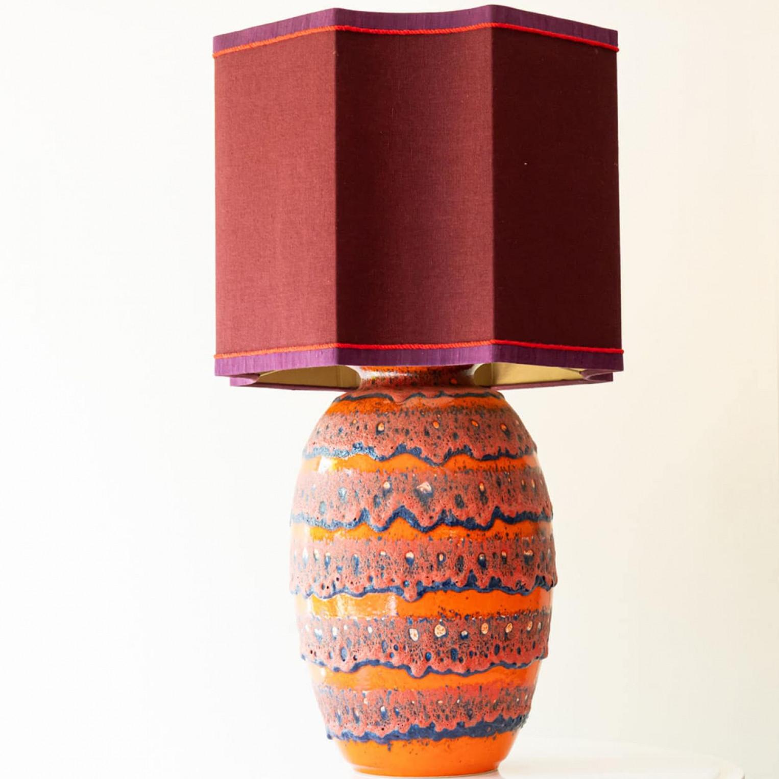 Français Lampadaire en céramique émaillée multicolore, abat-jour de R. Houben, 1970 en vente