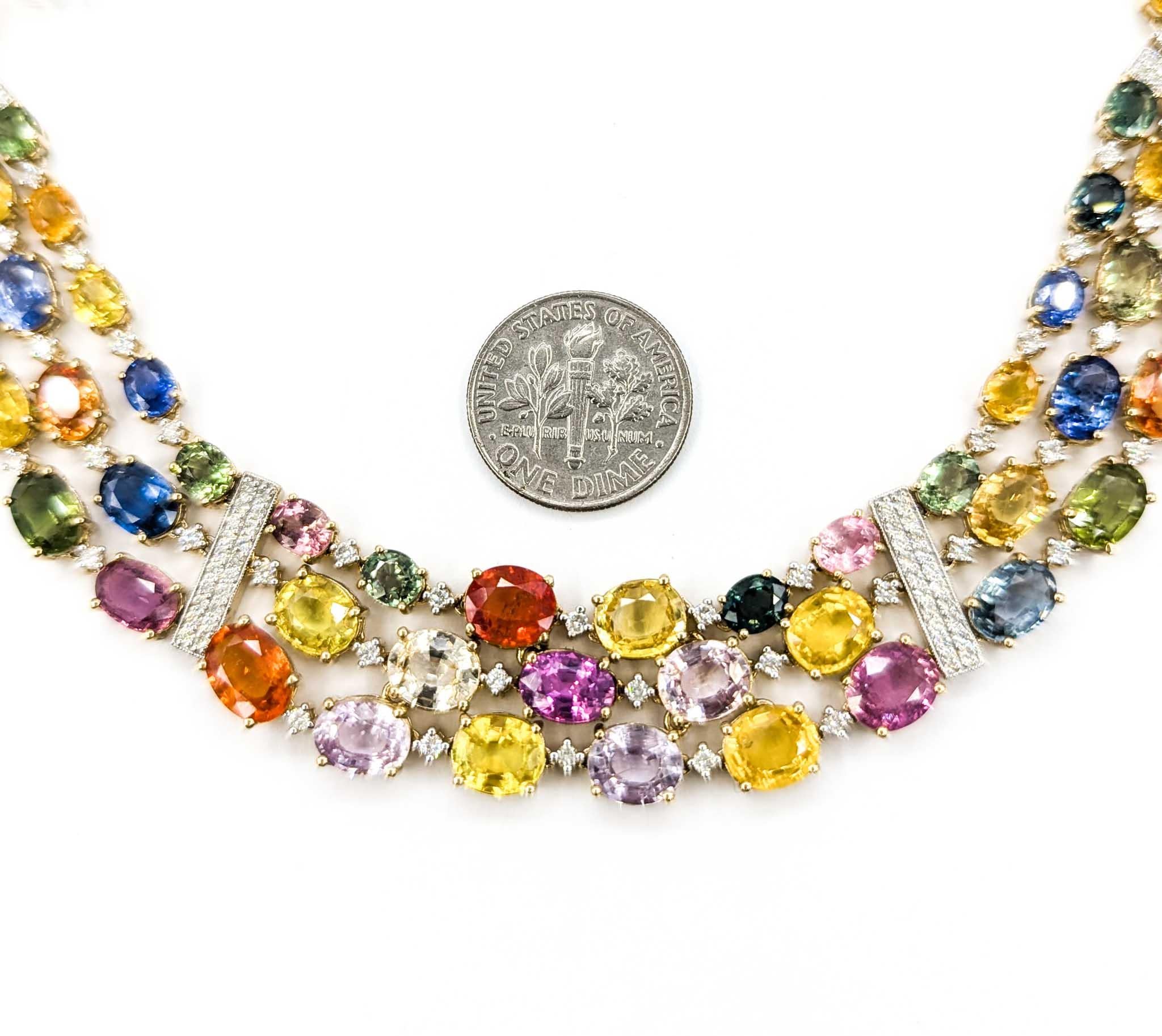 Mehrfarbige abgestufte Saphir-Halskette mit Diamanten aus 14 Karat Gelbgold mit Diamanten

Diese atemberaubende Halskette ist aus 14-karätigem Gelbgold gefertigt und mit 67,30 ct lebhaften, mehrfarbigen Saphiren, dem Geburtsstein des Monats