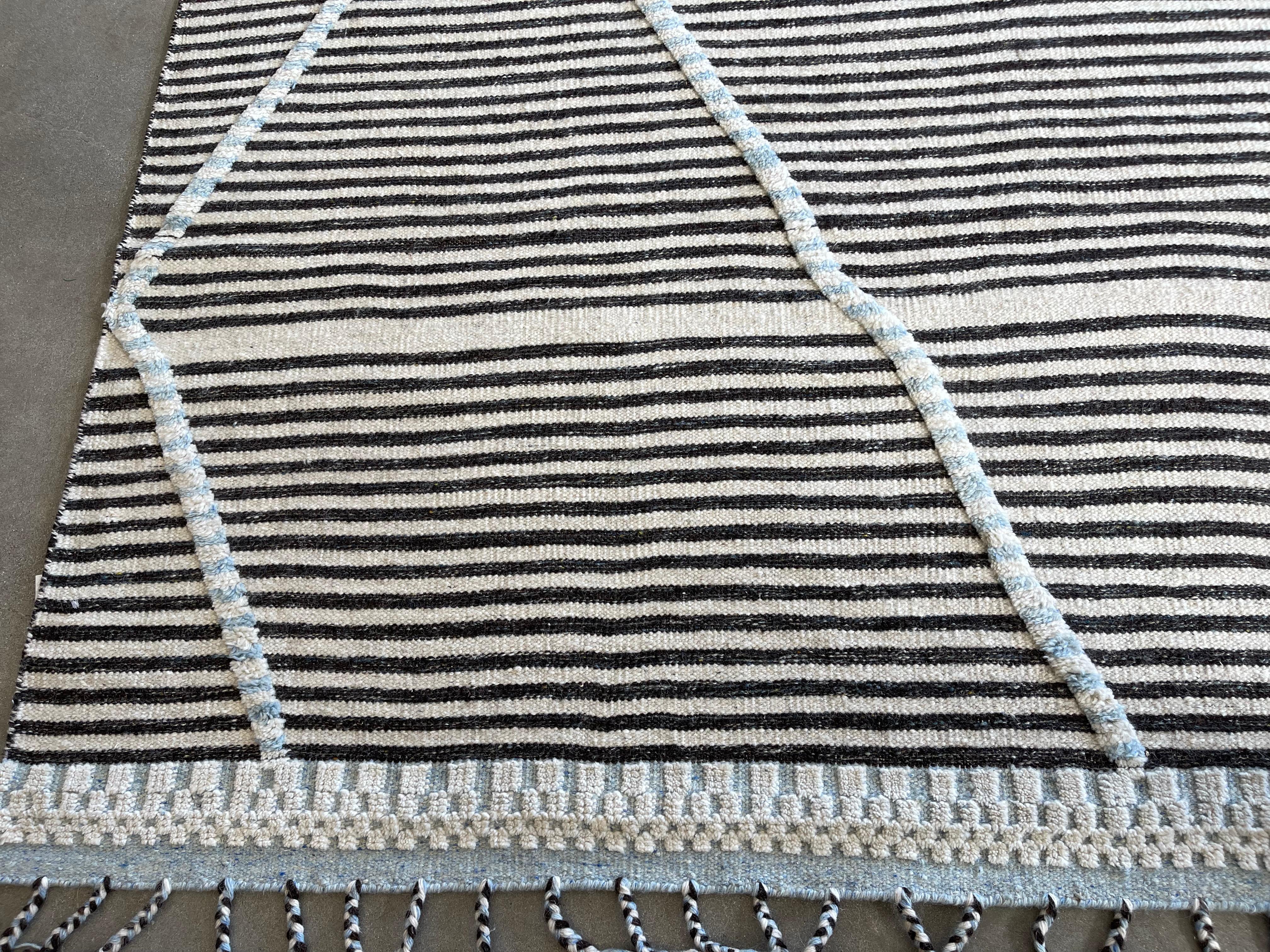 Annodato a mano Tappeto multi colorato con design marocchino alto e basso in vendita