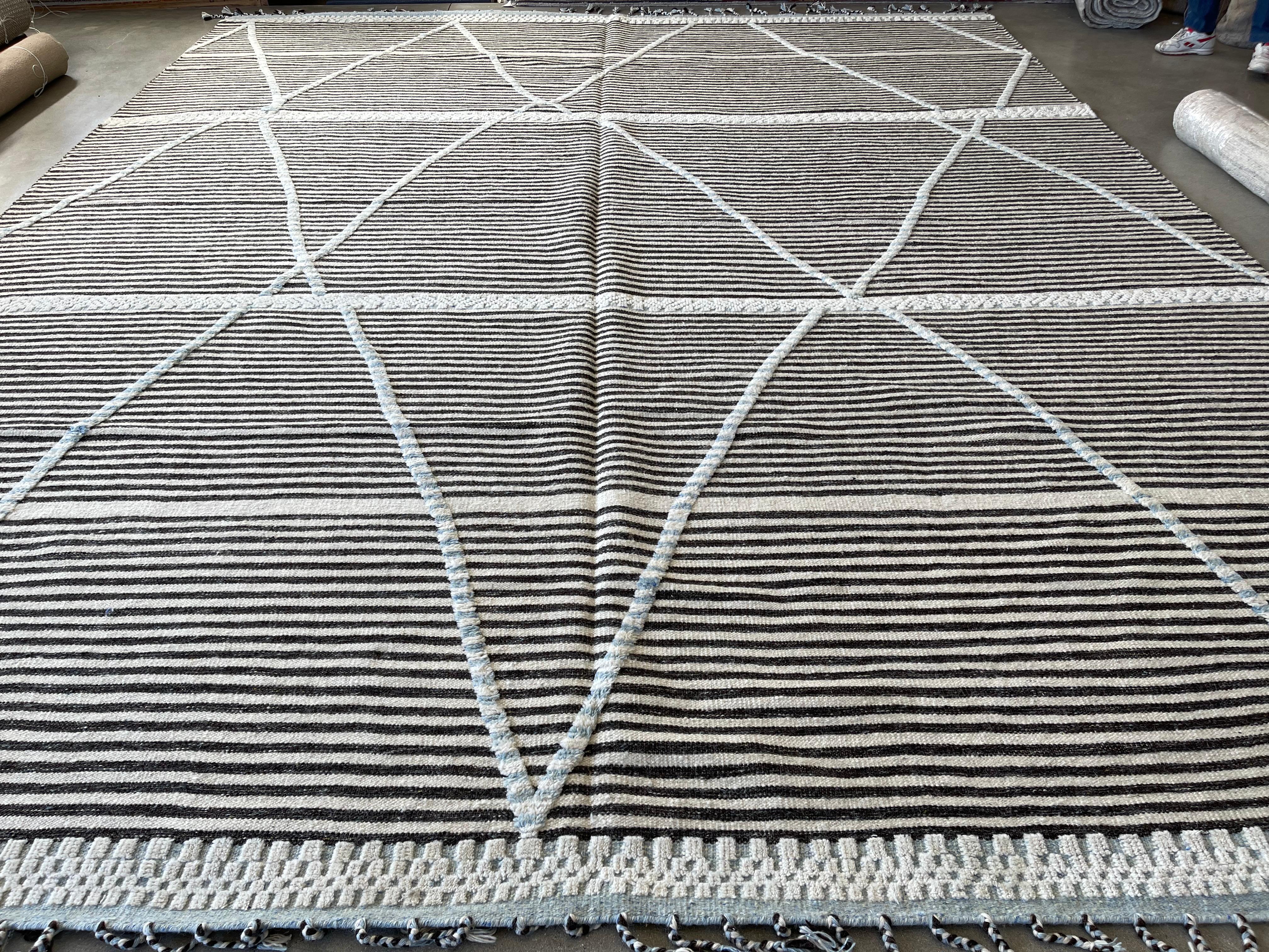 XXI secolo e contemporaneo Tappeto multi colorato con design marocchino alto e basso in vendita