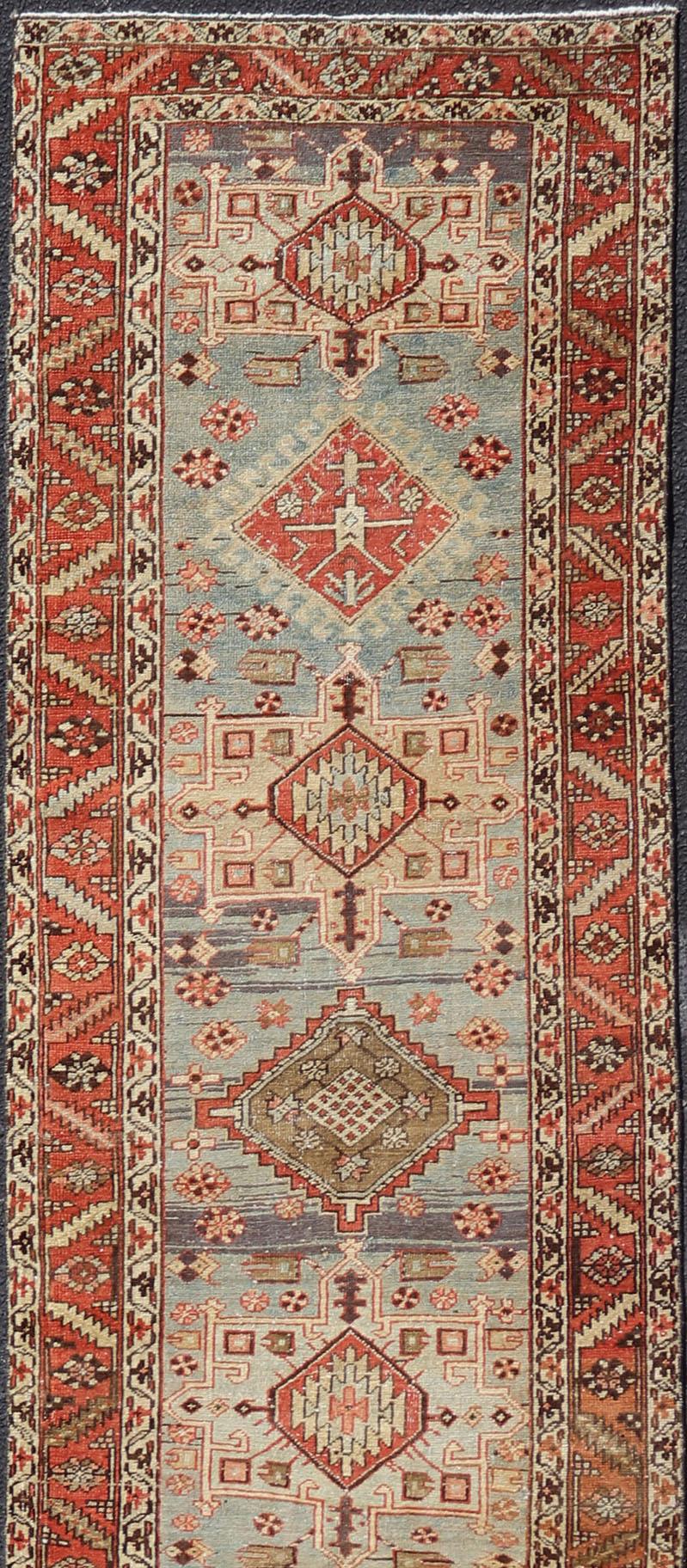 Mehrfarbiger langer antiker persischer Heriz-Läufer mit geometrischen Medaillons (Heriz Serapi) im Angebot