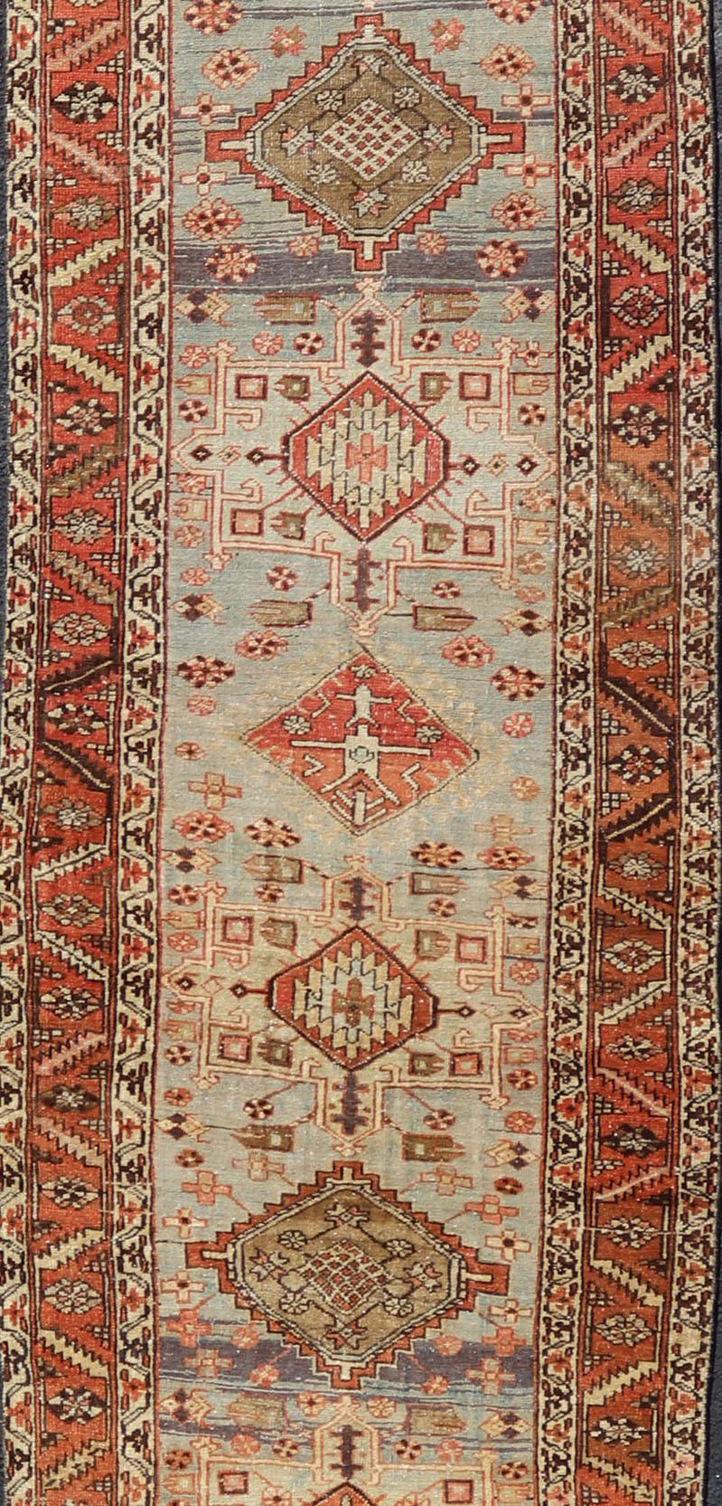 Mehrfarbiger langer antiker persischer Heriz-Läufer mit geometrischen Medaillons (Persisch) im Angebot