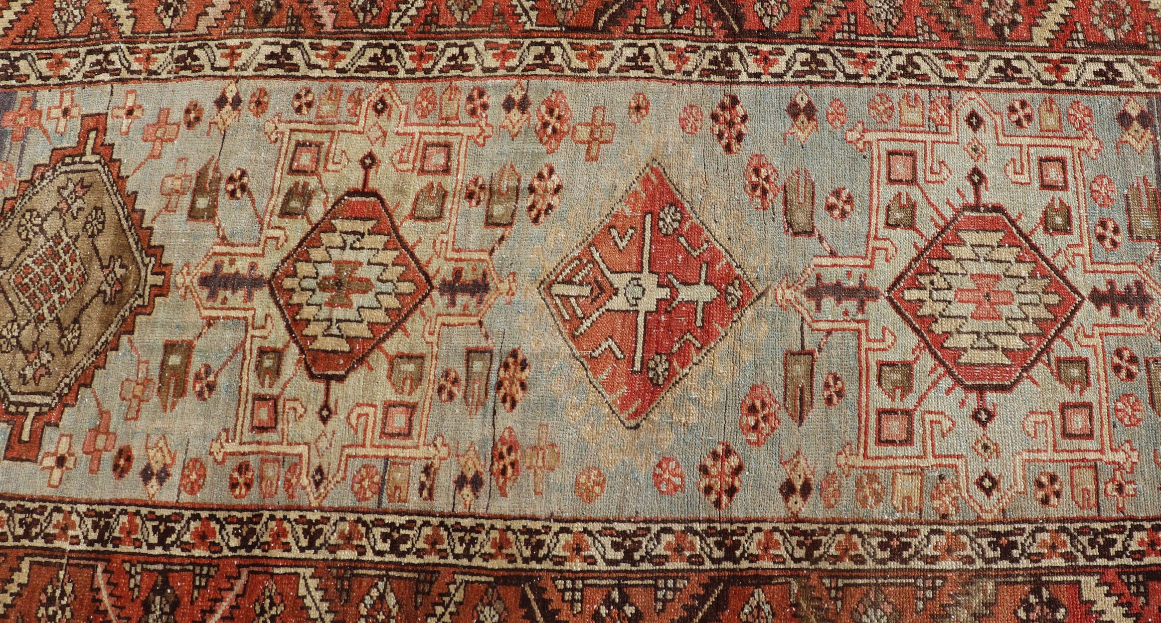 Mehrfarbiger langer antiker persischer Heriz-Läufer mit geometrischen Medaillons im Angebot 1