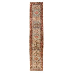 Long tapis de couloir persan ancien Heriz multicolore avec médaillons géométriques