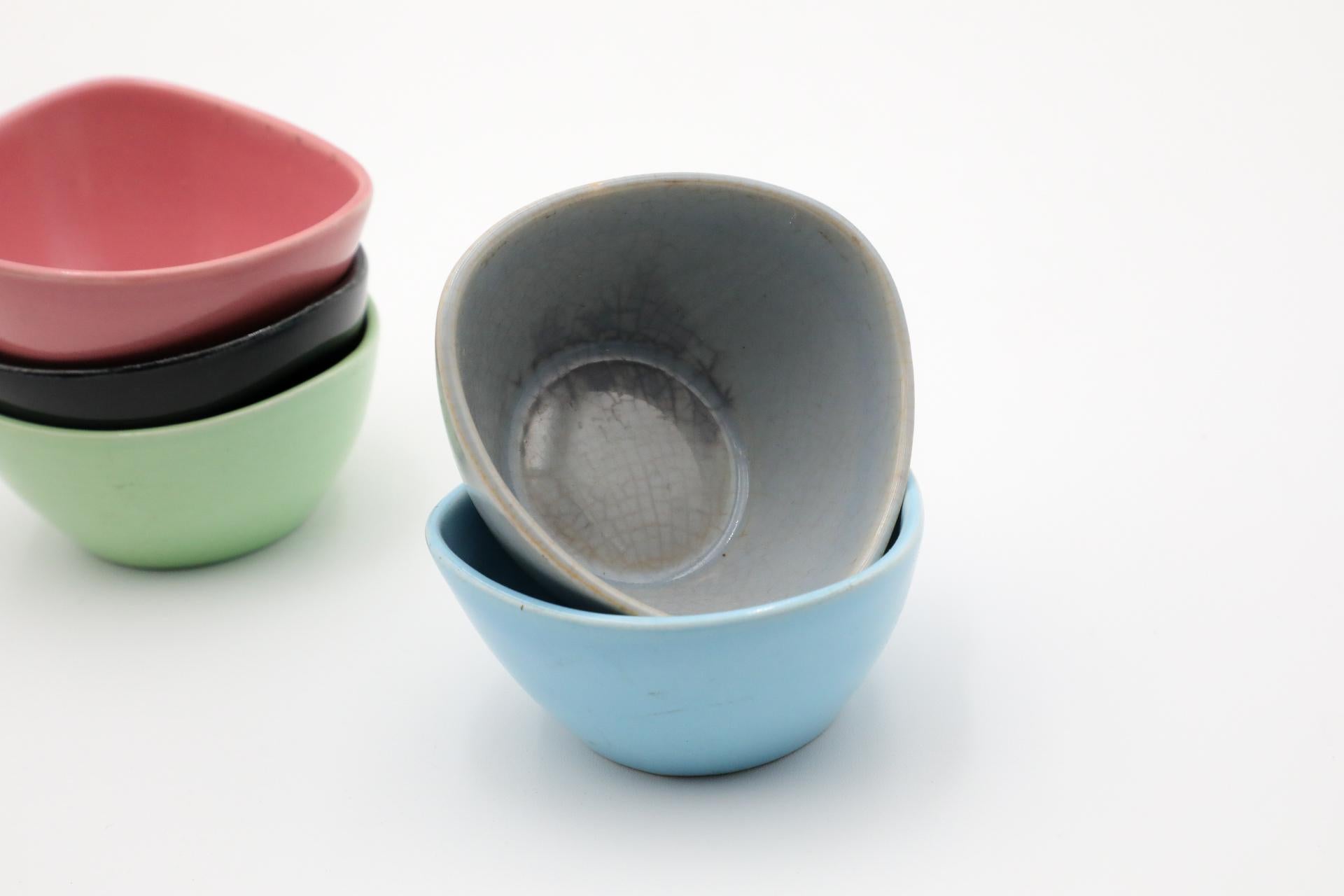 Coupes à condiments triangulaires en céramique multicolore Maastricht en vente 11