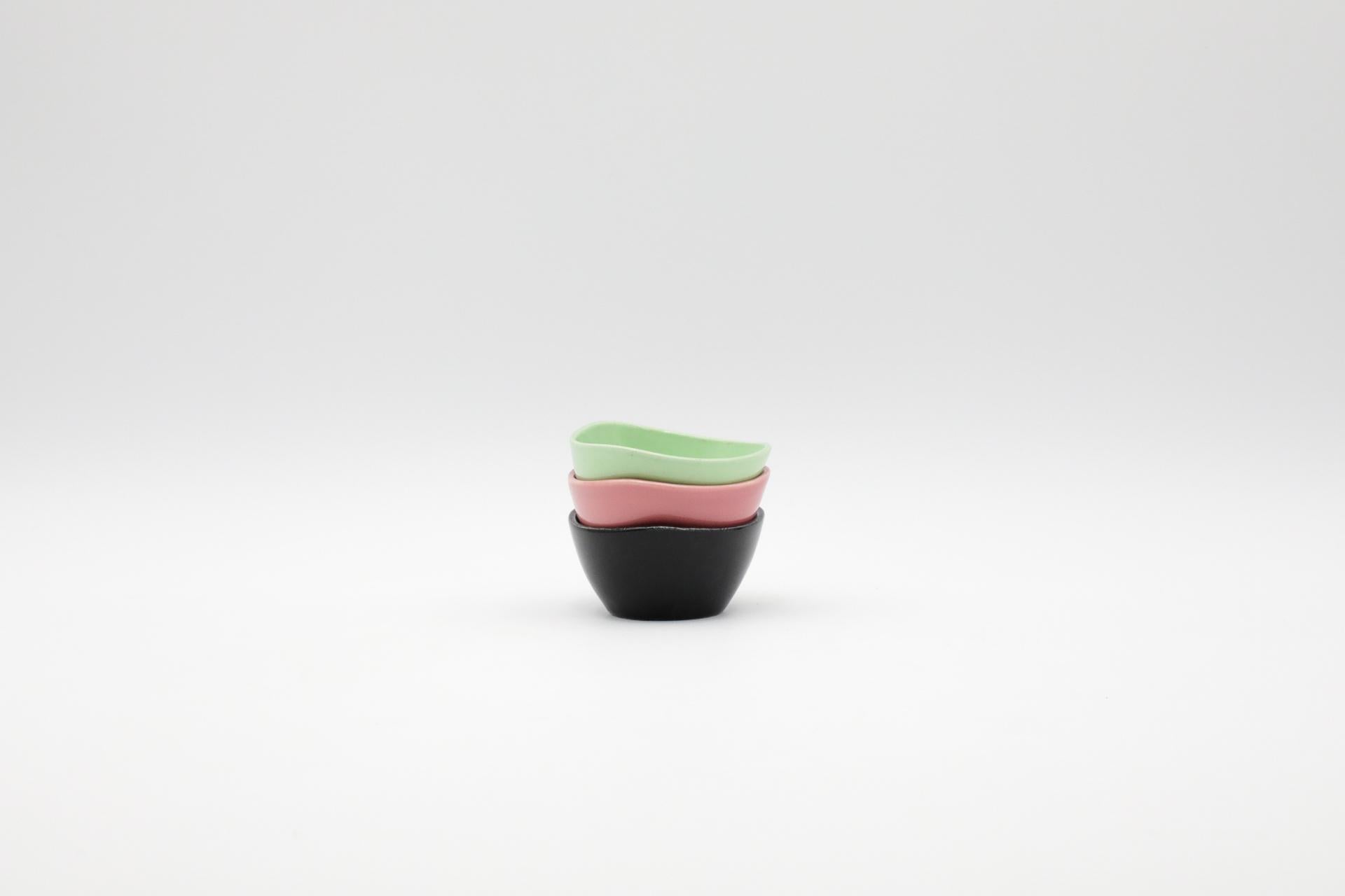 Vernissé Coupes à condiments triangulaires en céramique multicolore Maastricht en vente