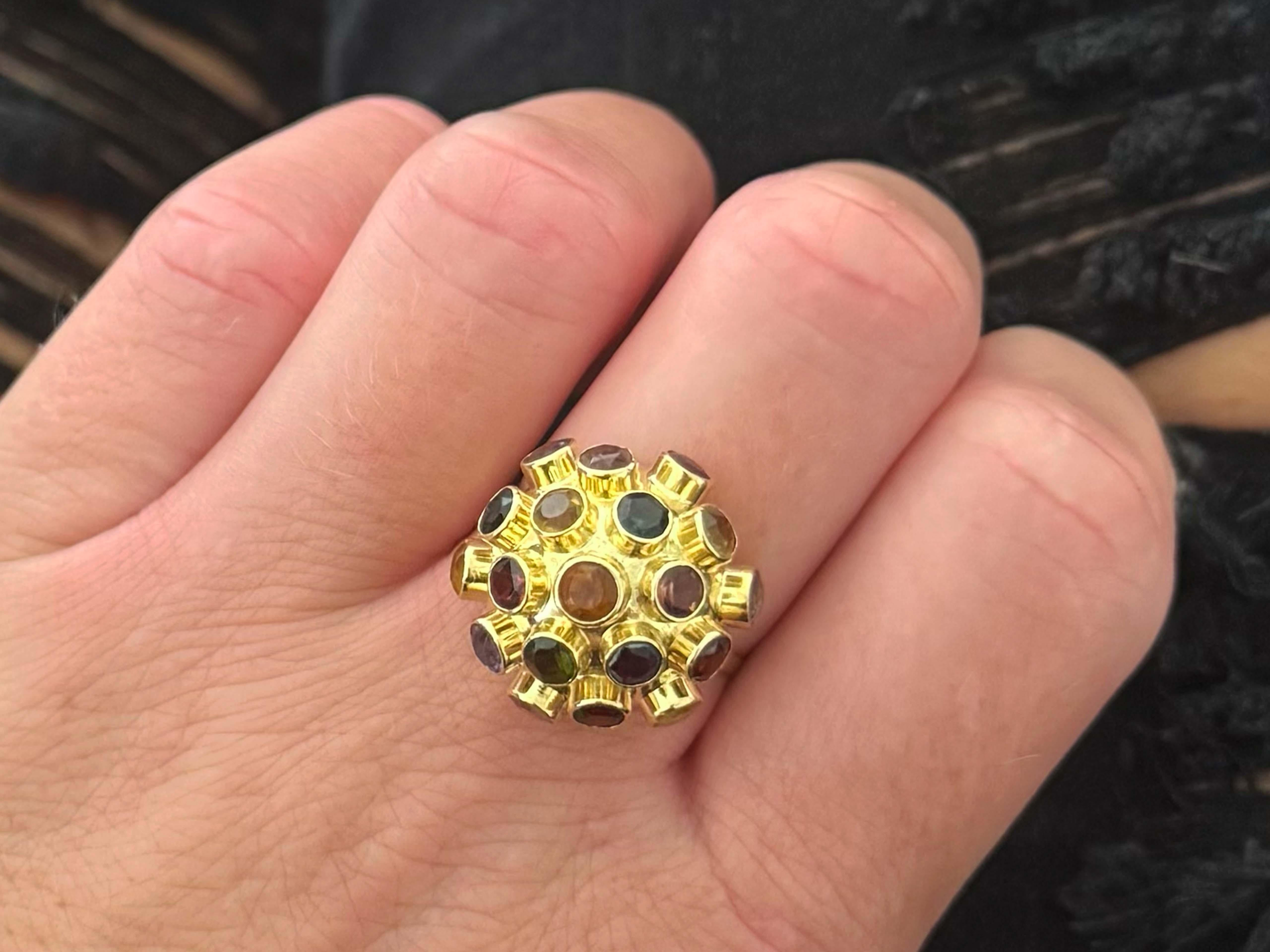Spécifications de l'article :

Métal : Or jaune 18K

Taille de la bague : 8.25 (possibilité de redimensionnement moyennant des frais)

Poids total : 4,4 grammes

Hauteur de l'anneau : 19 mm

Nombre de pierres précieuses : 19 pierres précieuses