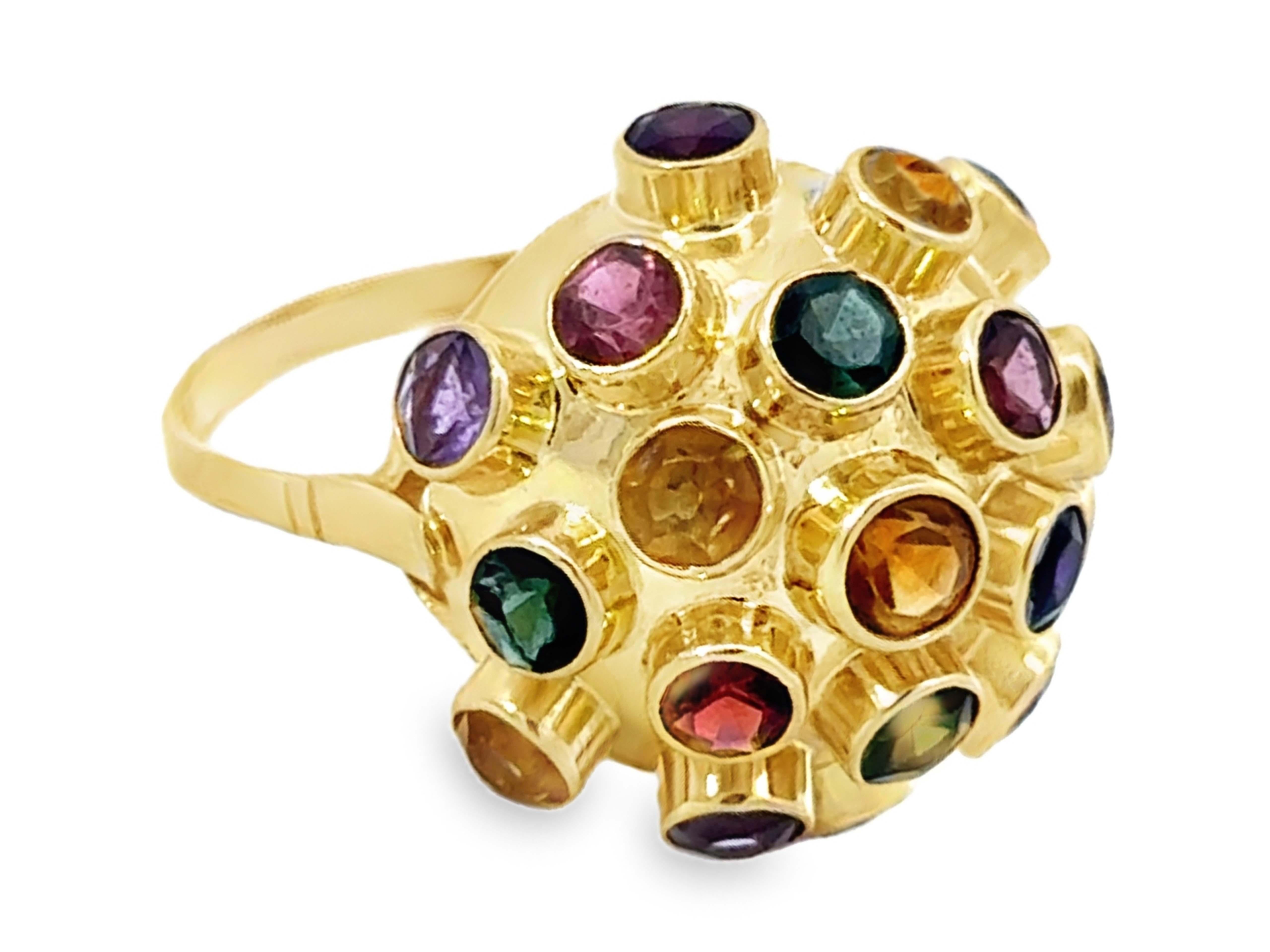 Taille ronde Bague à dôme en or jaune 18 carats avec pierres précieuses multicolores et rondes en vente