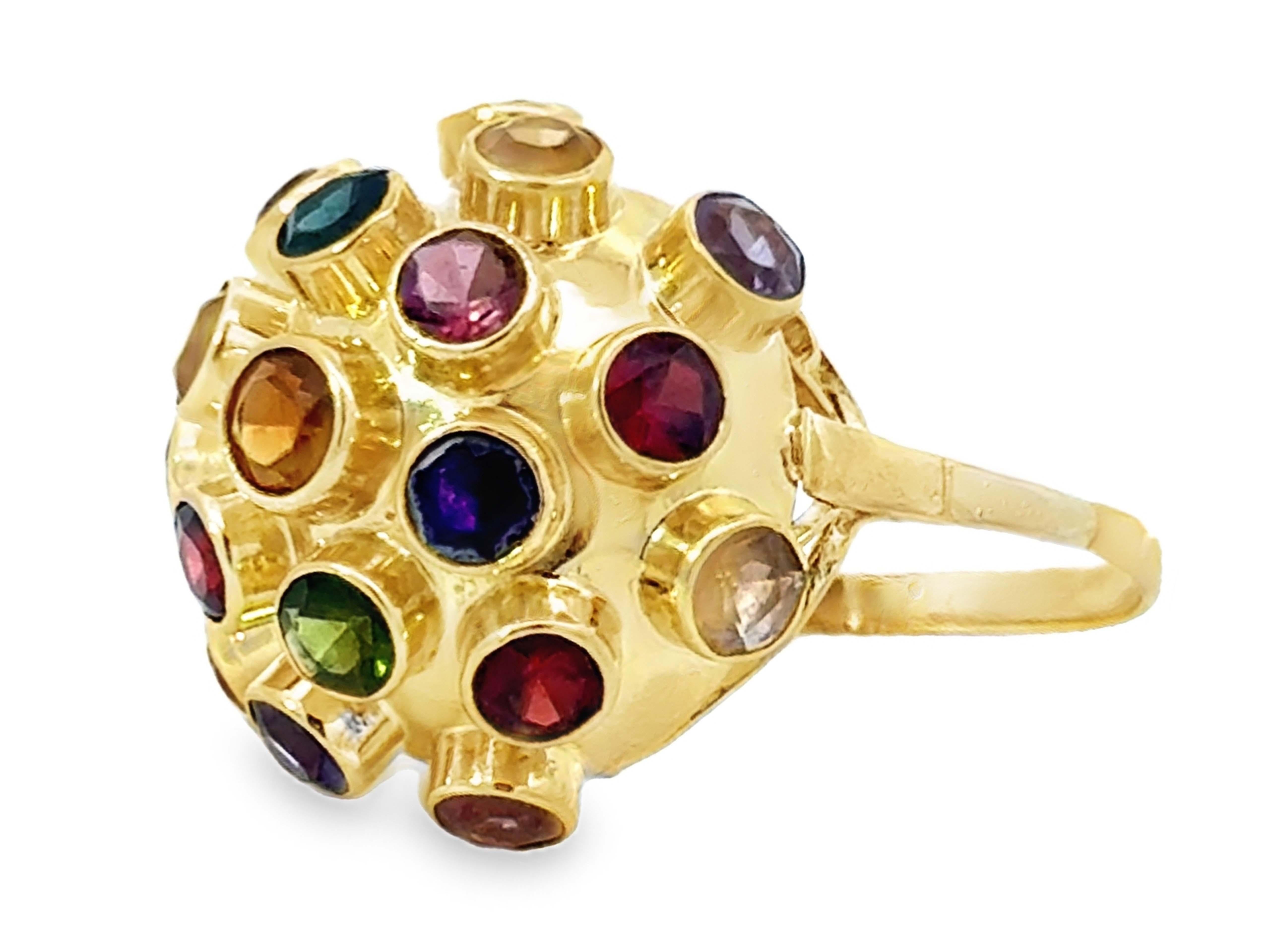 Bague à dôme en or jaune 18 carats avec pierres précieuses multicolores et rondes Excellent état - En vente à Honolulu, HI