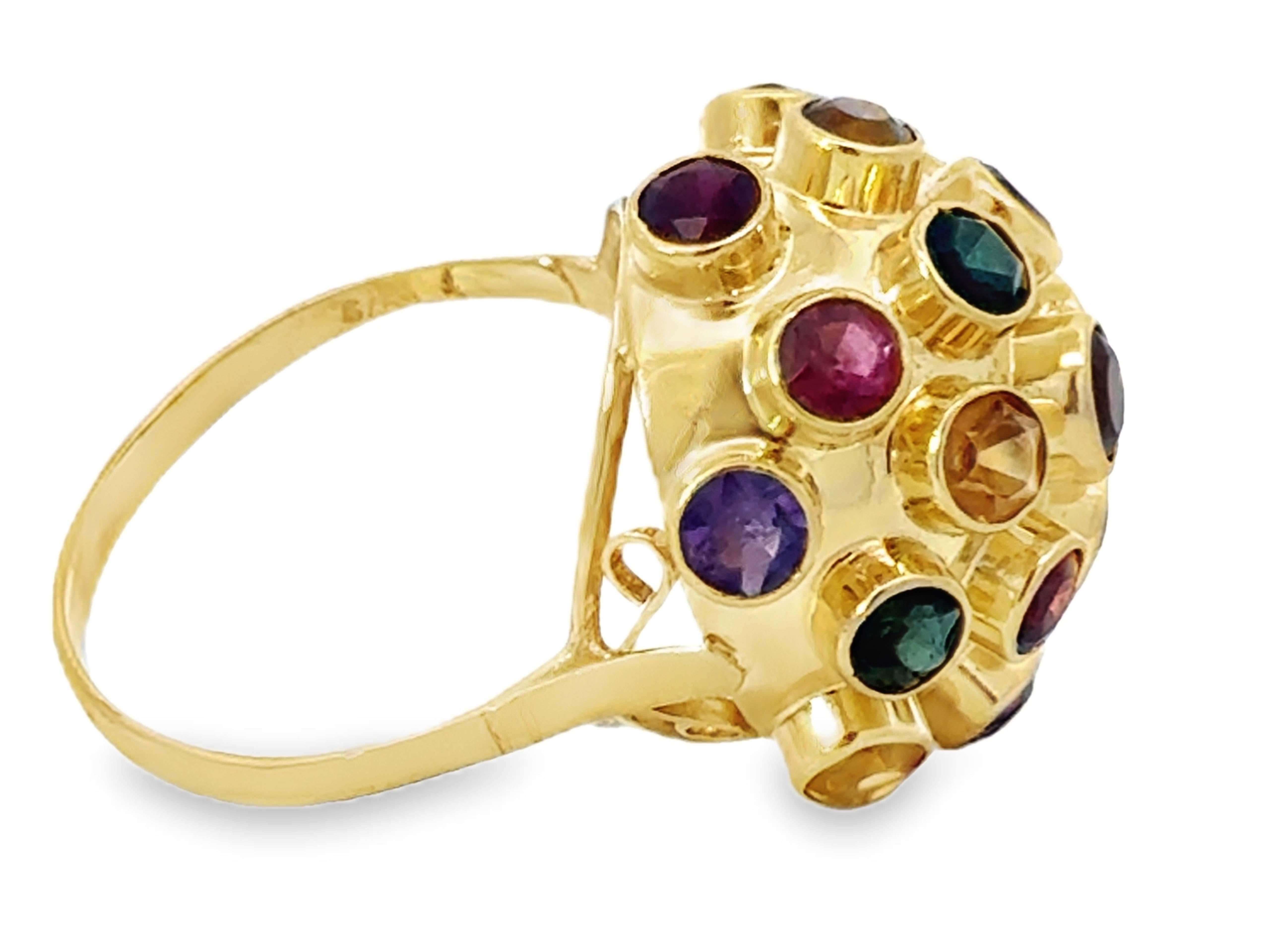 Bague à dôme en or jaune 18 carats avec pierres précieuses multicolores et rondes Unisexe en vente