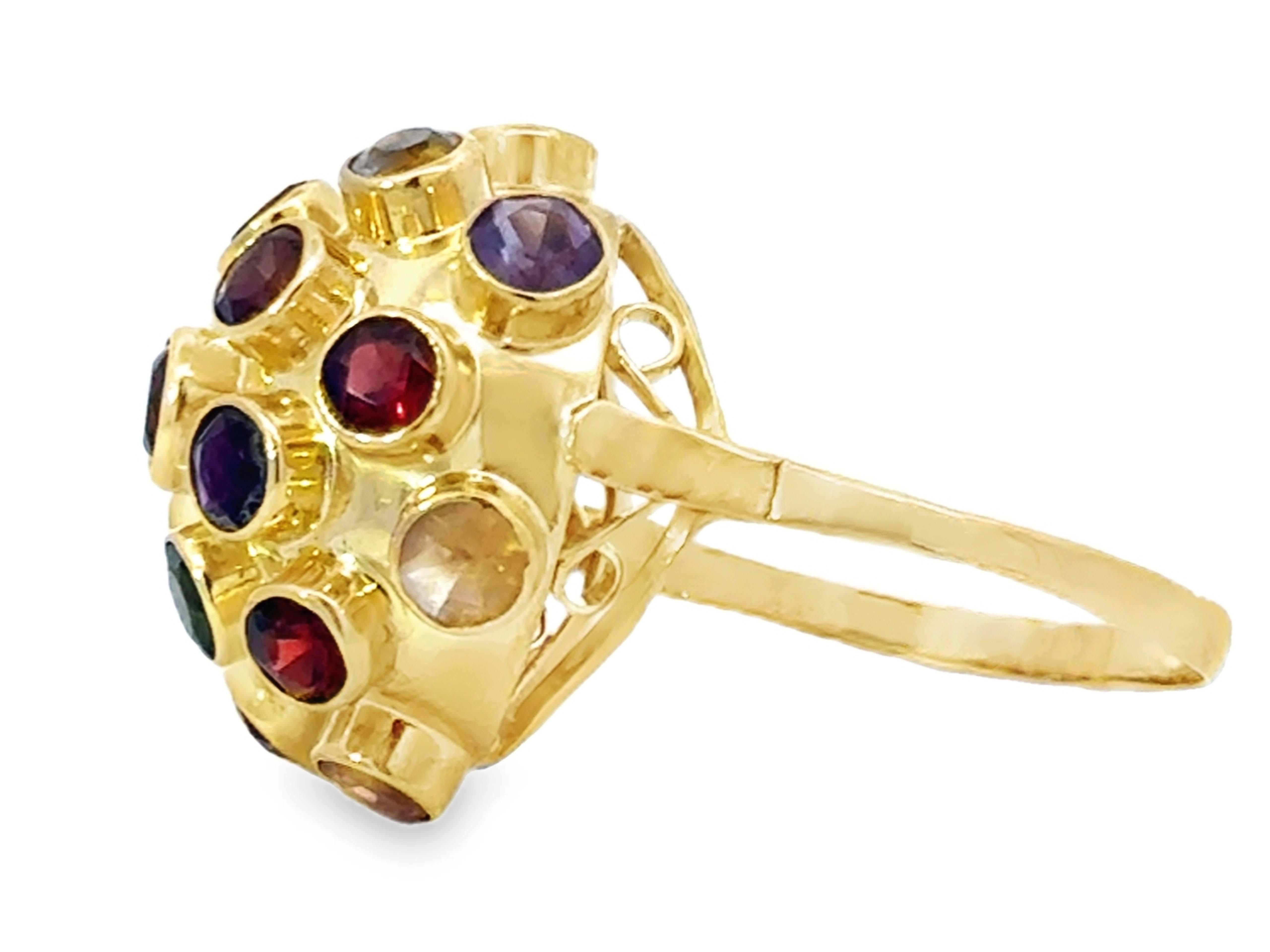 Bague à dôme en or jaune 18 carats avec pierres précieuses multicolores et rondes en vente 1