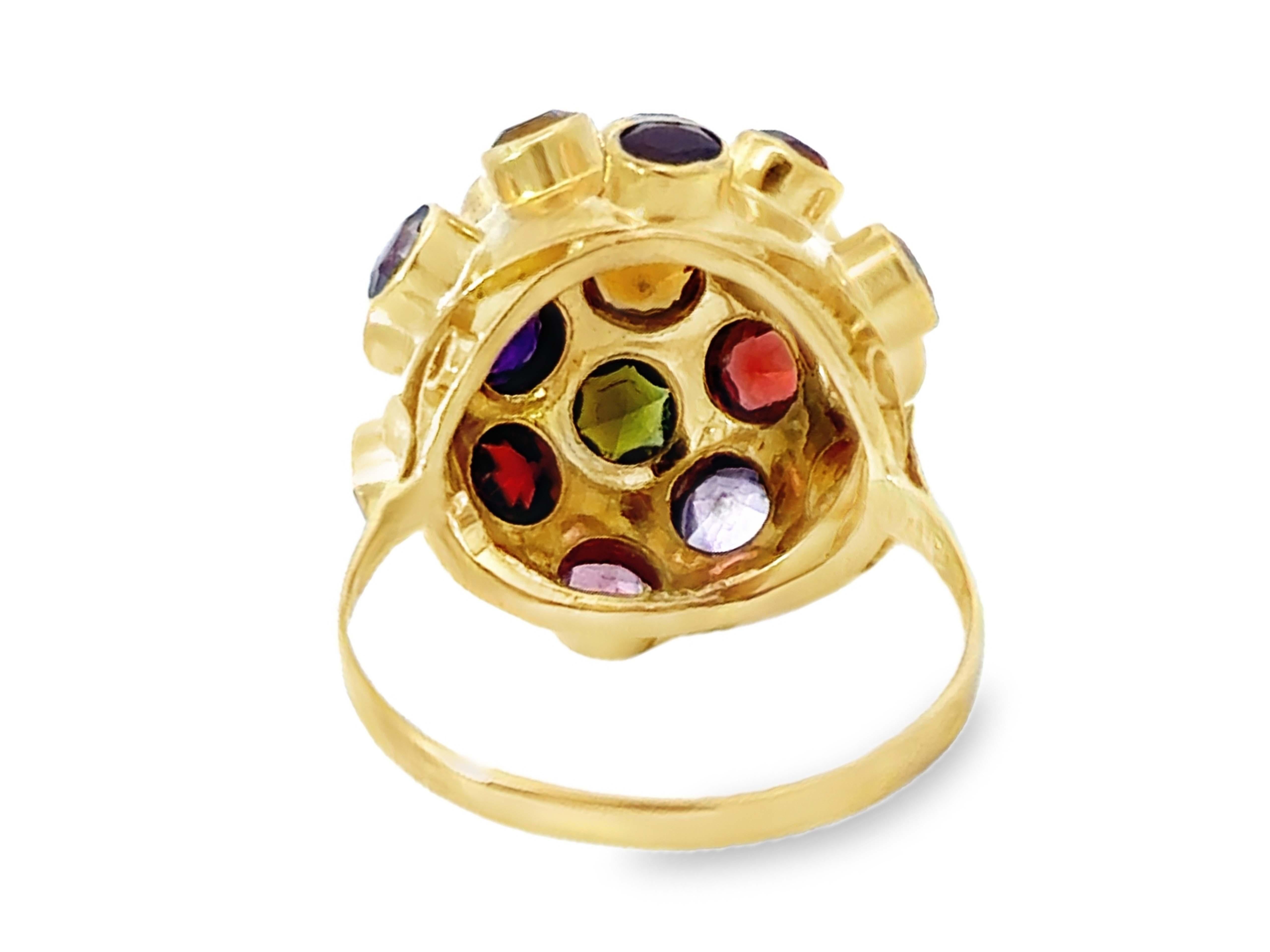 Bague à dôme en or jaune 18 carats avec pierres précieuses multicolores et rondes en vente 2