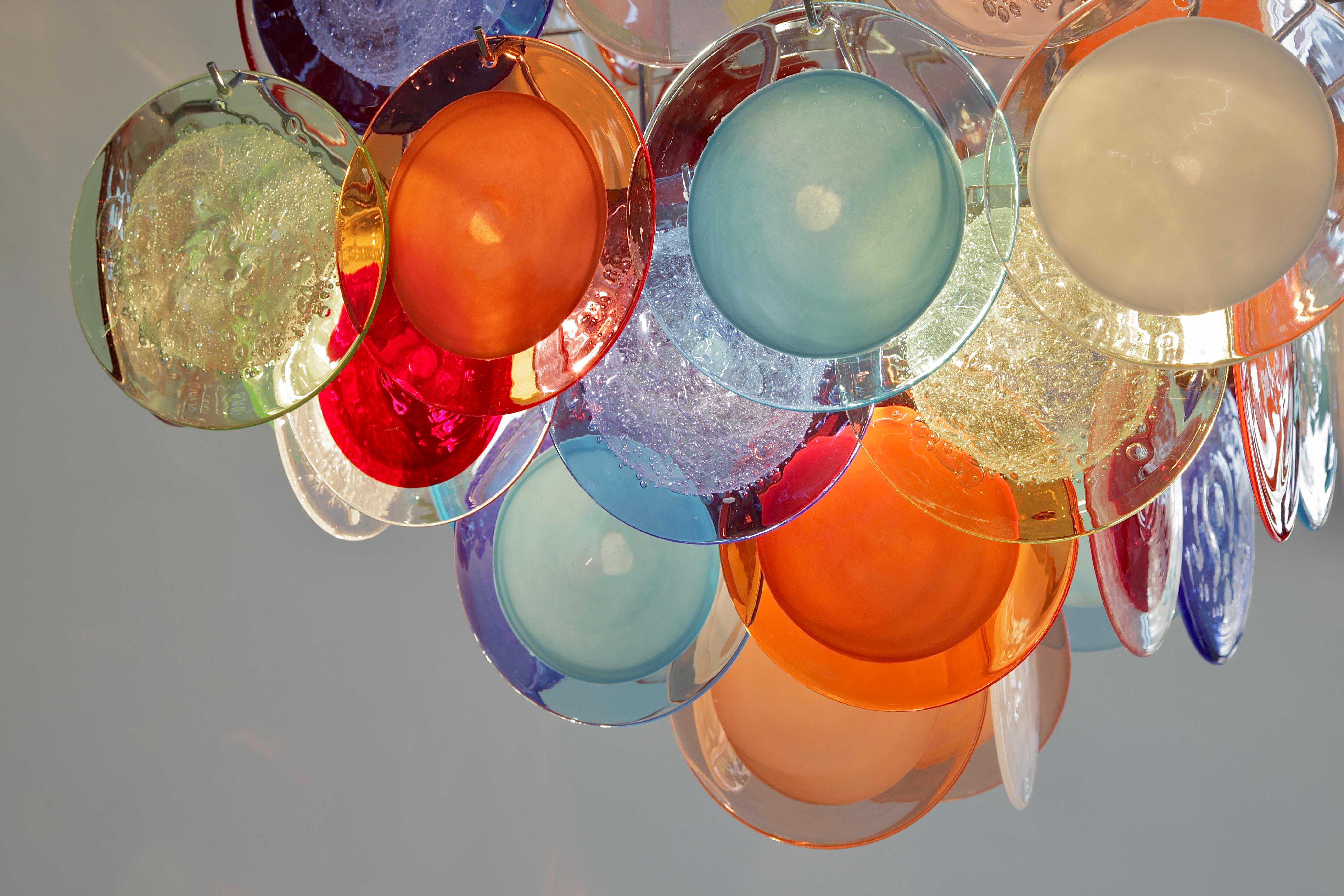 Großer Vistosi Glasscheiben-Kronleuchter. Italien, Murano, 1980er Jahre.

Kronleuchter mit 64 mehrfarbigen Glasscheiben, handgefertigt in Murano. Verchromter Metallrahmen mit zehn E27-Fassungen.
Bedingung:  

Ausgezeichneter Zustand.
