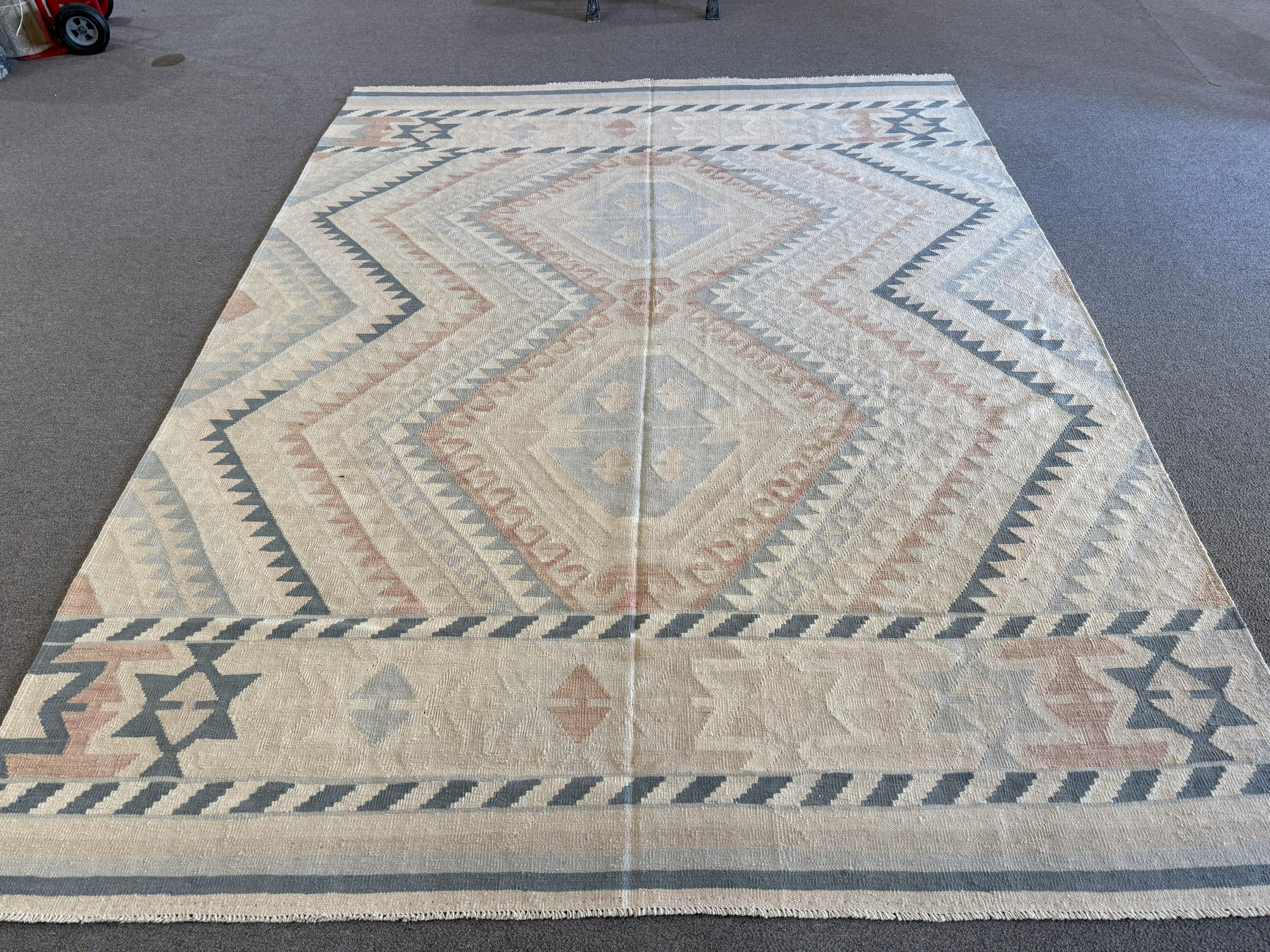 Esta alfombra kilim paquistaní multicolor de 2,5 x 2,5 m es un ejemplo elegante y grácil de alfombra de estilo tradicional, con un intrincado tejido de motivos geométricos que forman un diseño complejo y rico a la vez. Construcción duradera
