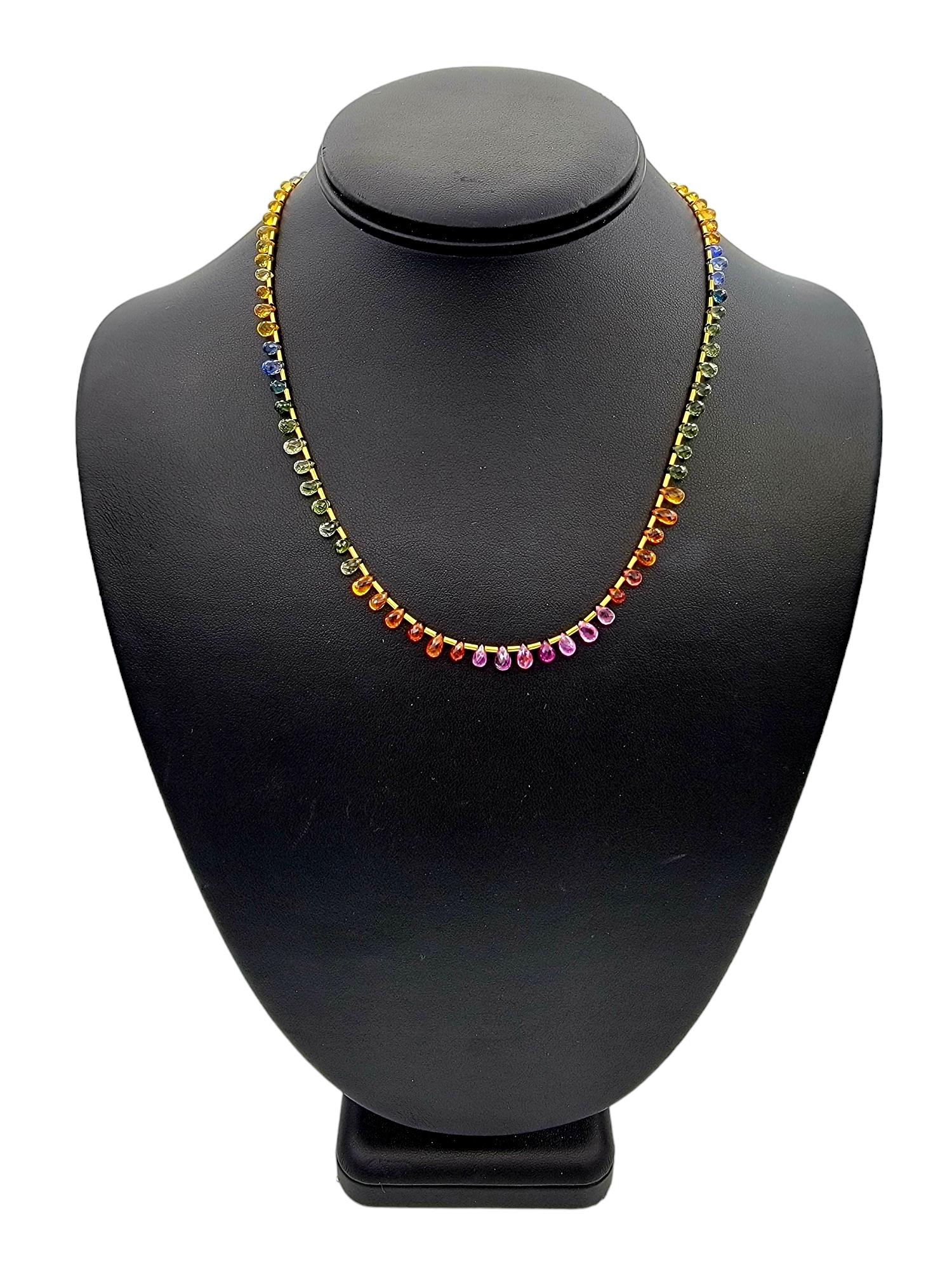 Collana con fili di gemme briolette arcobaleno multicolore in oro giallo 18 carati in vendita 4