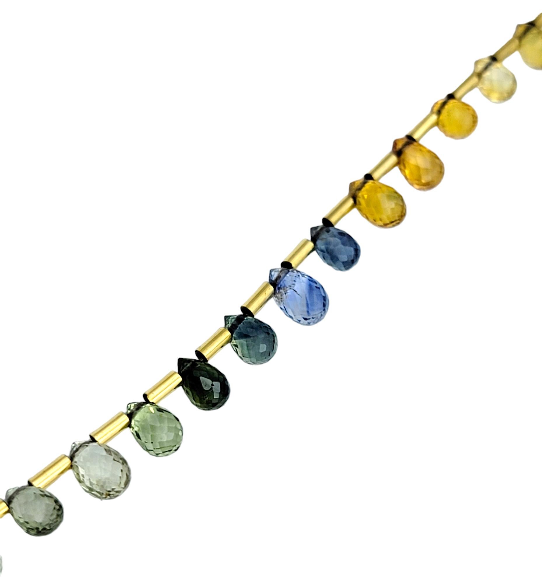 Collana con fili di gemme briolette arcobaleno multicolore in oro giallo 18 carati In condizioni buone in vendita a Scottsdale, AZ