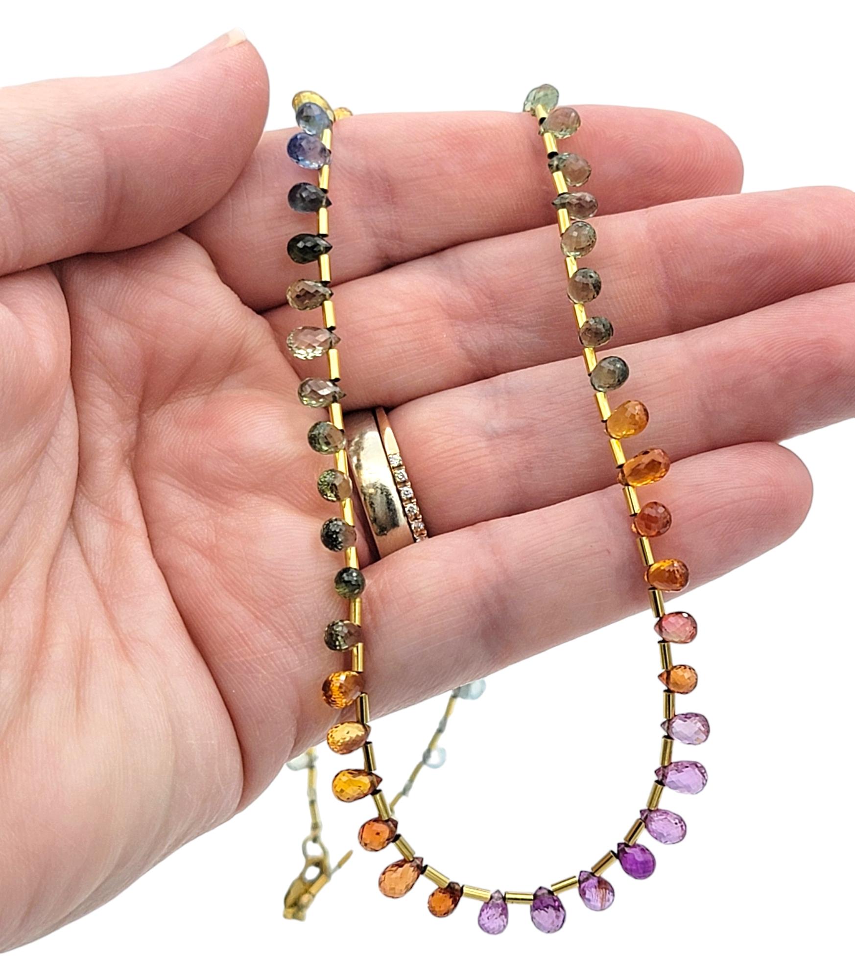 Collana con fili di gemme briolette arcobaleno multicolore in oro giallo 18 carati in vendita 3