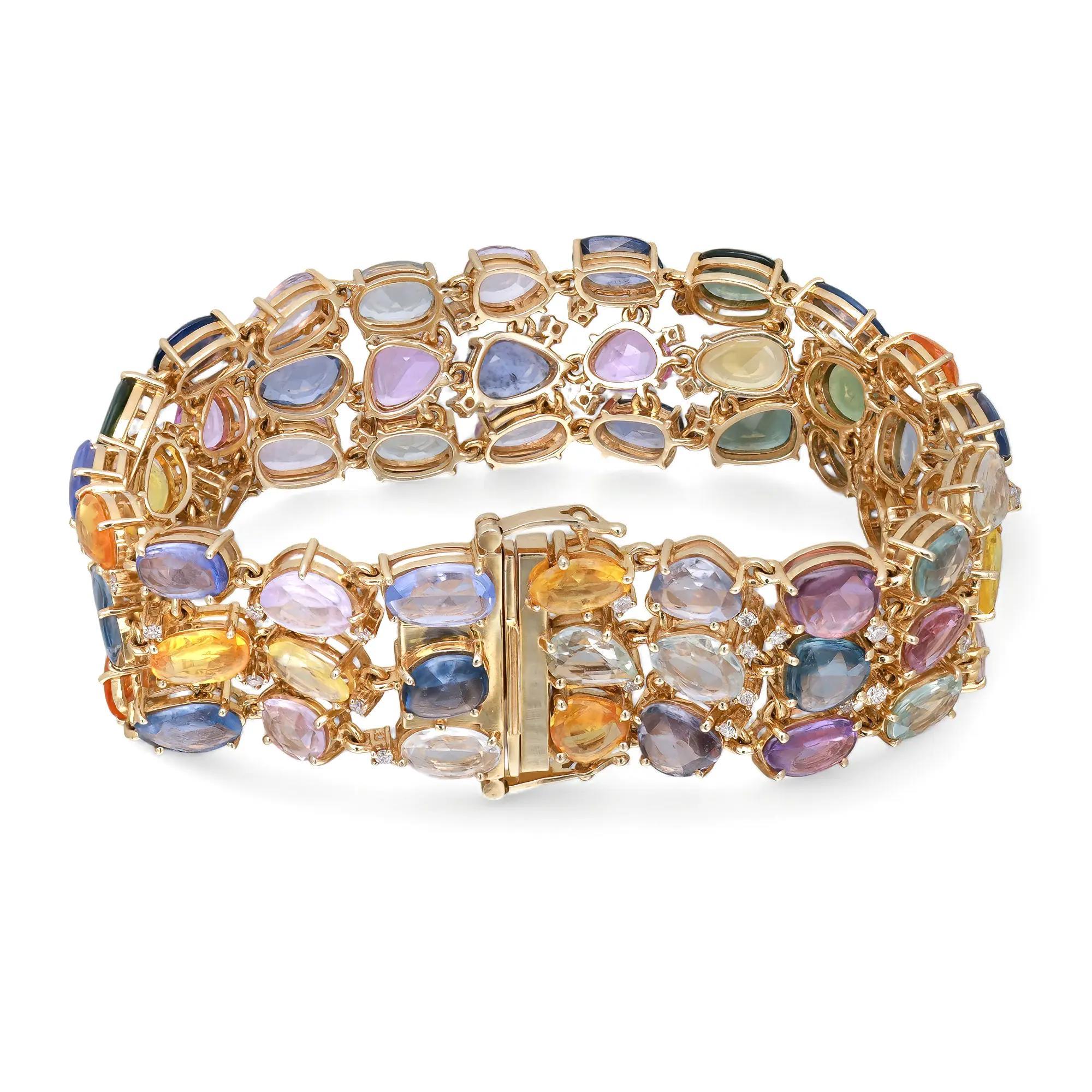 Ce bracelet vibrant et coloré respire la sophistication. Fabriqué en or jaune 14K lustré, il présente des saphirs colorés de forme multiple, sertis de diamants ronds en serti clos. Poids total des saphirs : 40.43 carats. Poids total des diamants :
