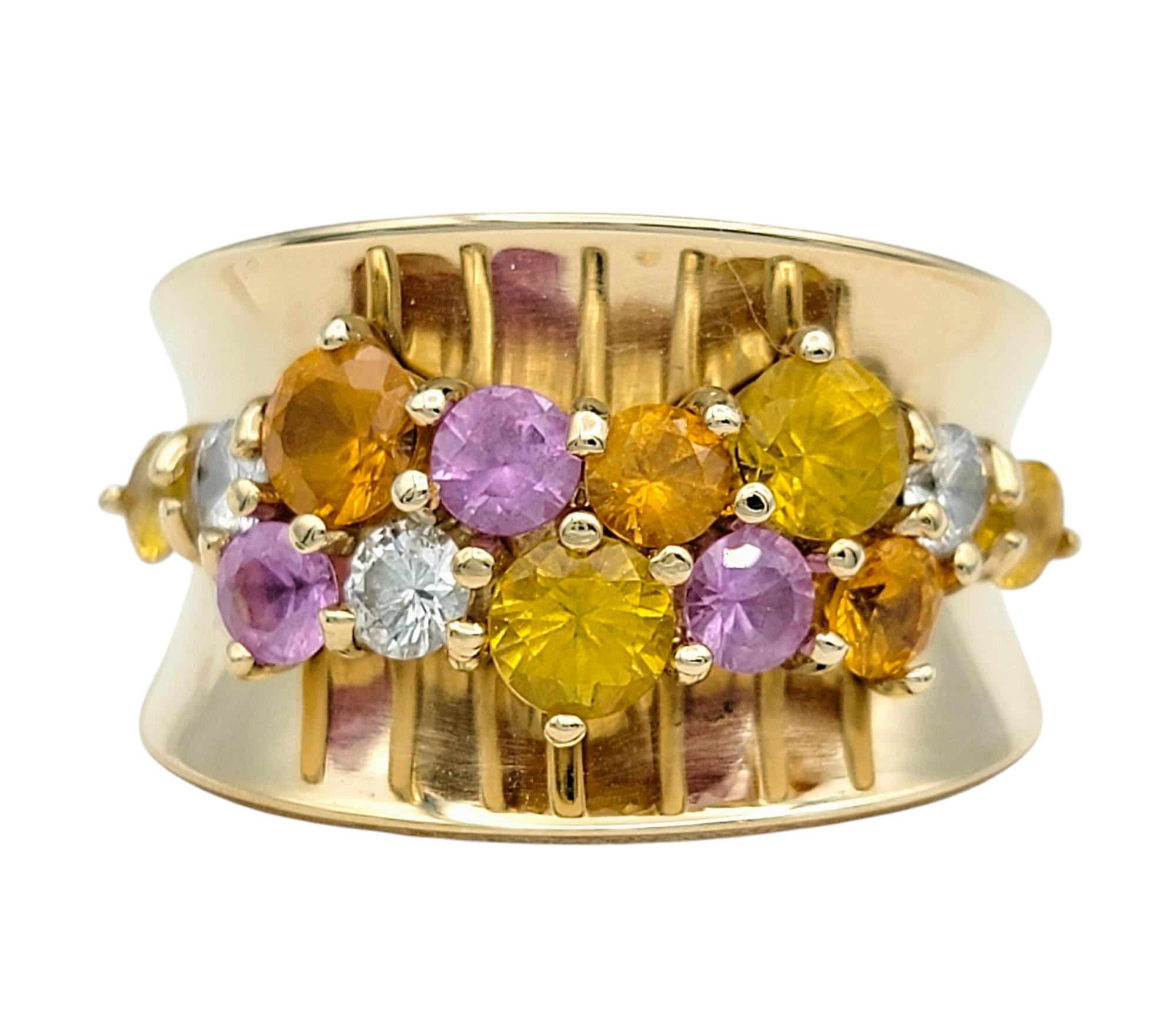 Taille de l'anneau : 7

Cette bague à large bande vibrante est une célébration de la couleur et de l'élégance, mettant en vedette un arrangement étonnant de saphirs roses, jaunes et orange dans des coupes rondes. Accentué par des diamants ronds