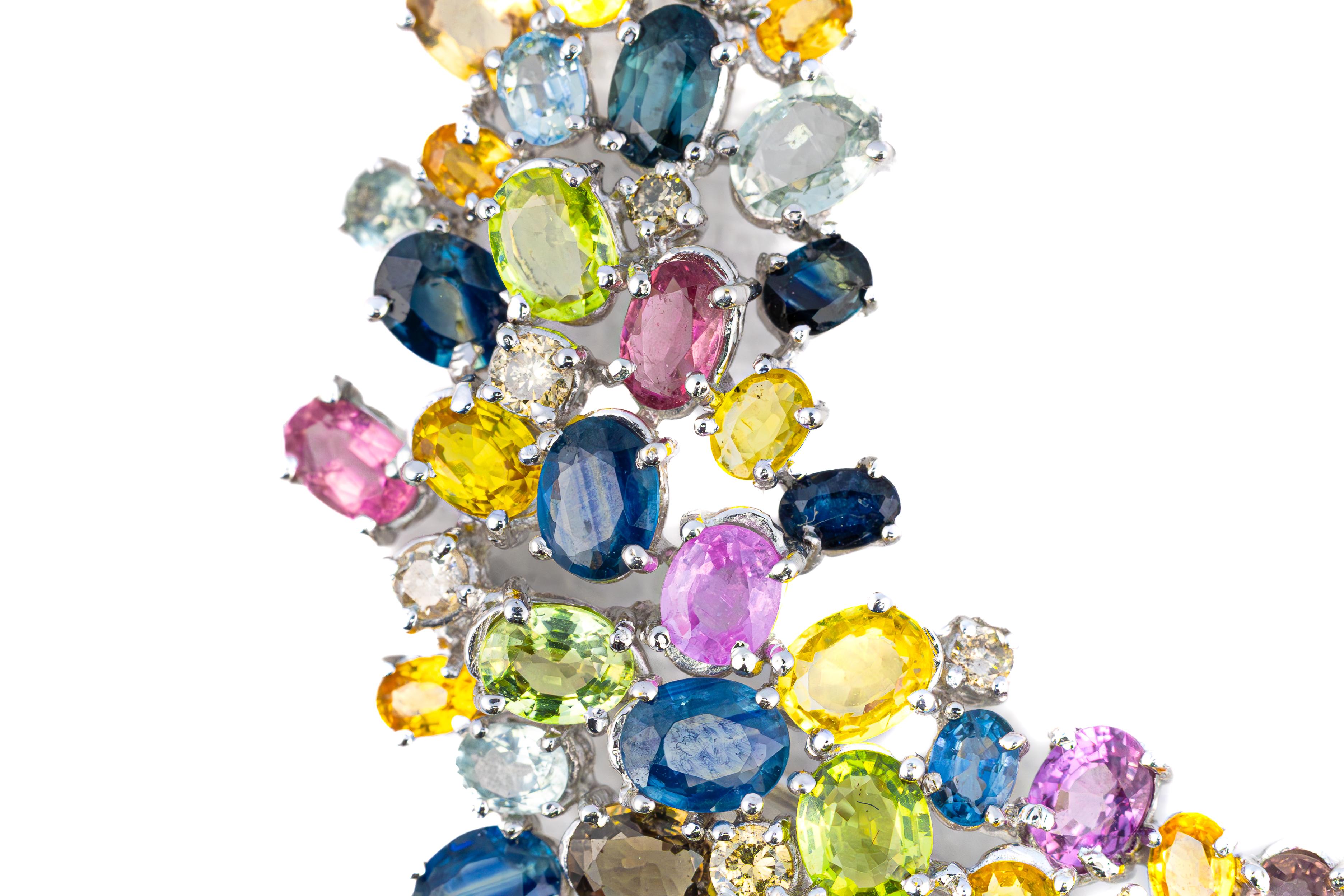 Broche florale en or blanc à saphirs multicolores et diamants

Expression vibrante et artistique de l'éclat de la Nature, cette exquise broche florale est ornée d'un éventail de saphirs multicolores, magistralement disposés pour imiter un bouquet en