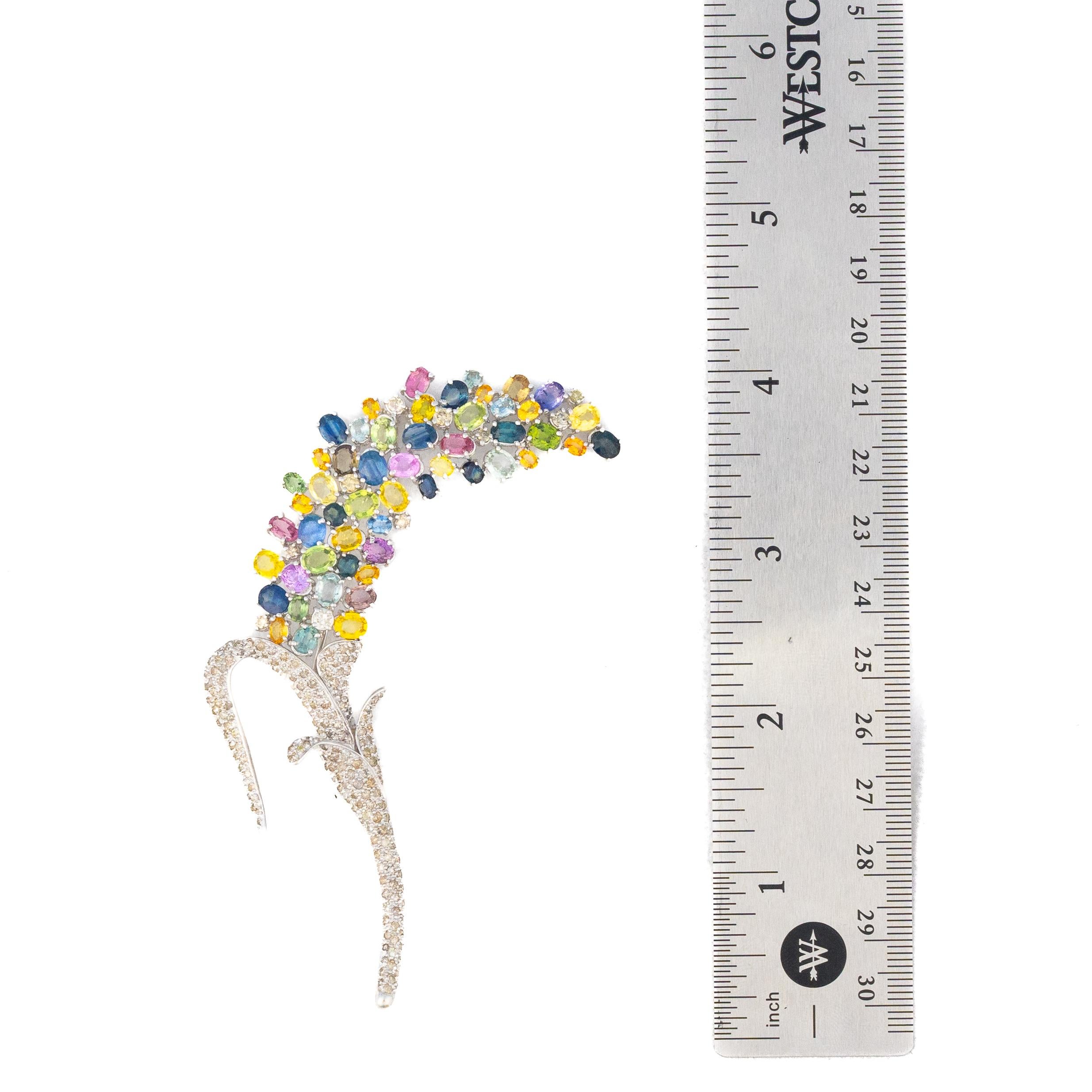 Taille ovale Broche florale en or blanc à saphirs multicolores et diamants en vente