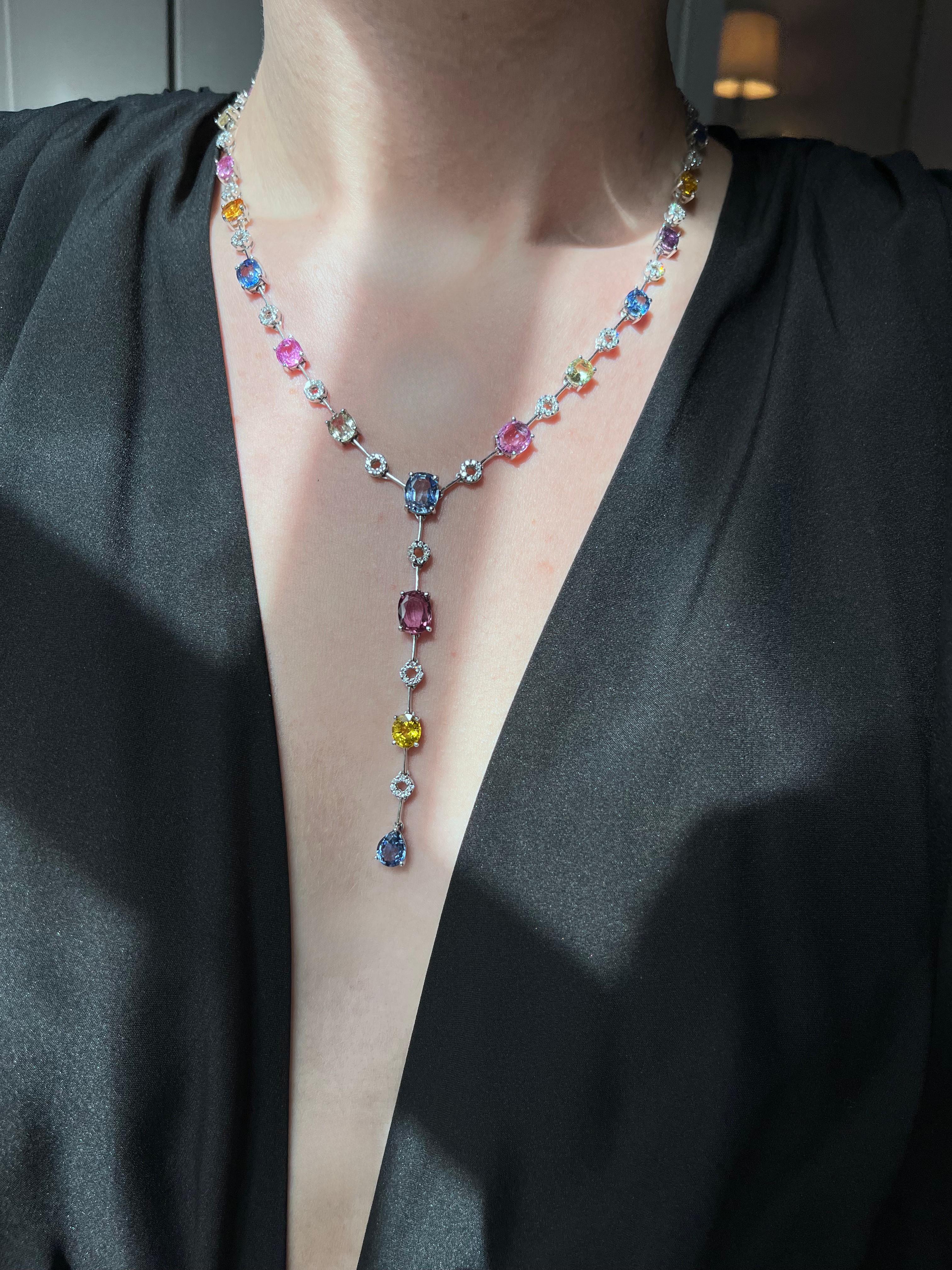 Questa splendida collana presenta un'incredibile serie di zaffiri cristallini in uno spettro di tonalità vibranti, tra cui rosa, verde, giallo e blu, per un totale di oltre 25 carati. Gli accenti di diamante aggiungono un tocco di scintillio,