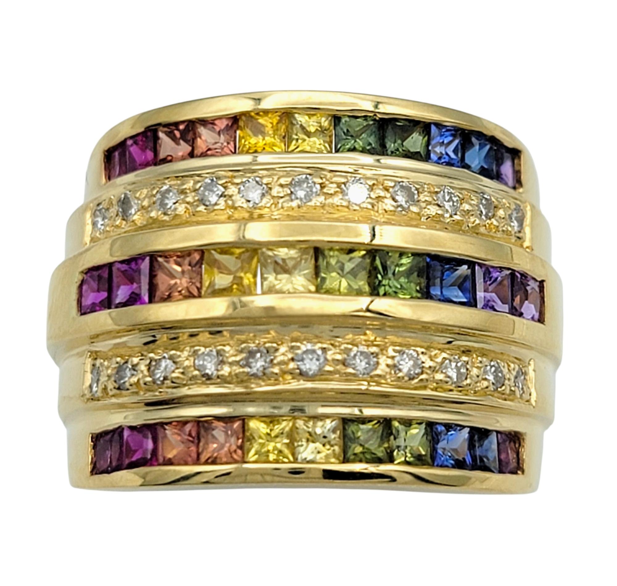 Misura dell'anello: 6 

Questo affascinante anello a fascia con zaffiri e diamanti multicolore è un pezzo vibrante e lussuoso, progettato per elevare qualsiasi collezione di gioielli. L'anello presenta una serie di splendidi zaffiri taglio
