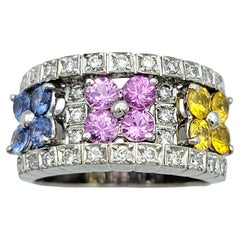 Mehrfarbiger Bandring mit Blumenmotiv aus 18 Karat Weißgold mit Saphiren und Diamanten