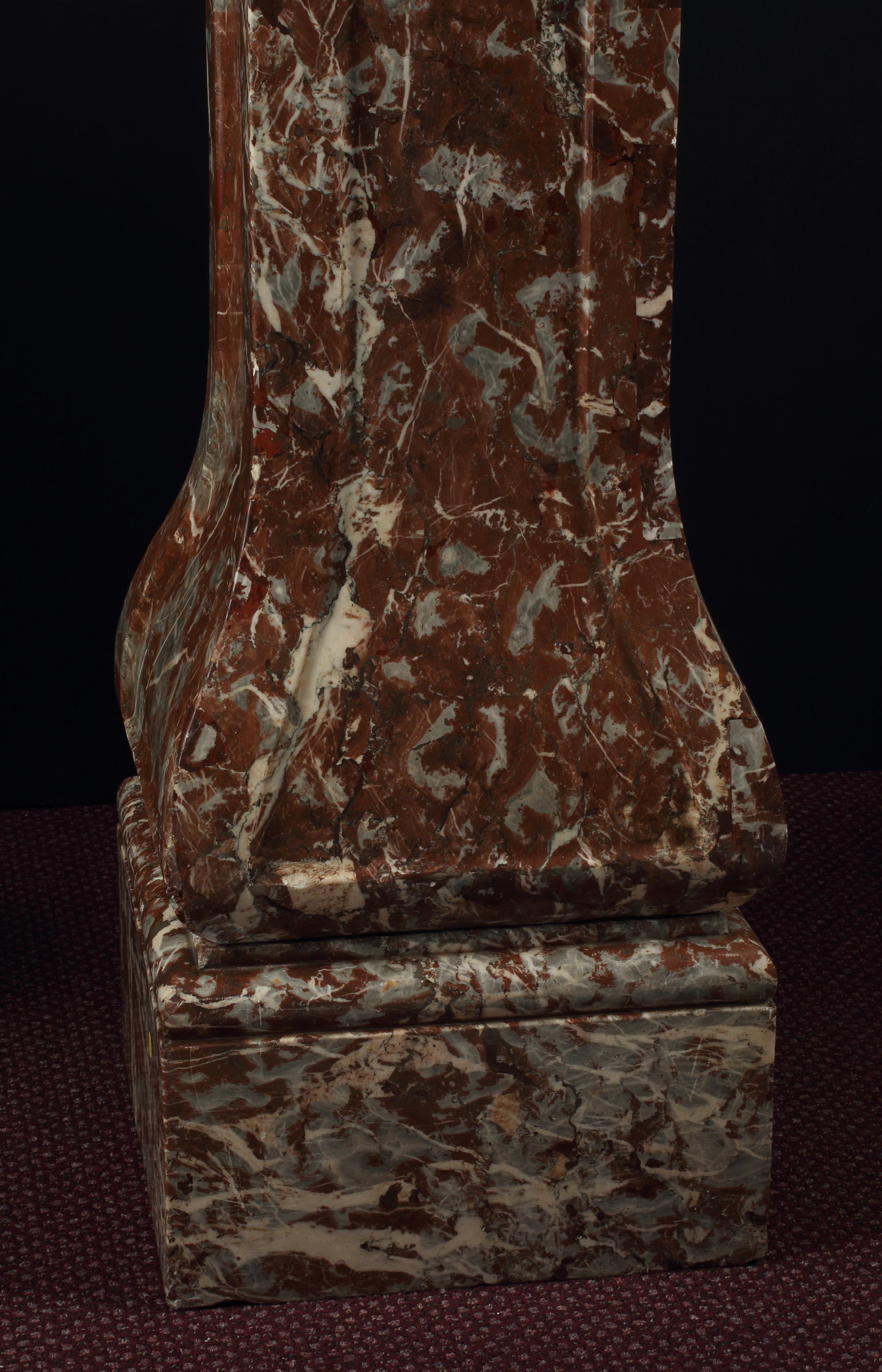 Questo maestoso busto in marmo scolpito italiano del XIX secolo raffigurante un guerriero romano mostra una notevole attenzione ai dettagli. Questa scultura è una masterclass nell'arte di combinare diverse specie di marmo in un mix armonioso. Il