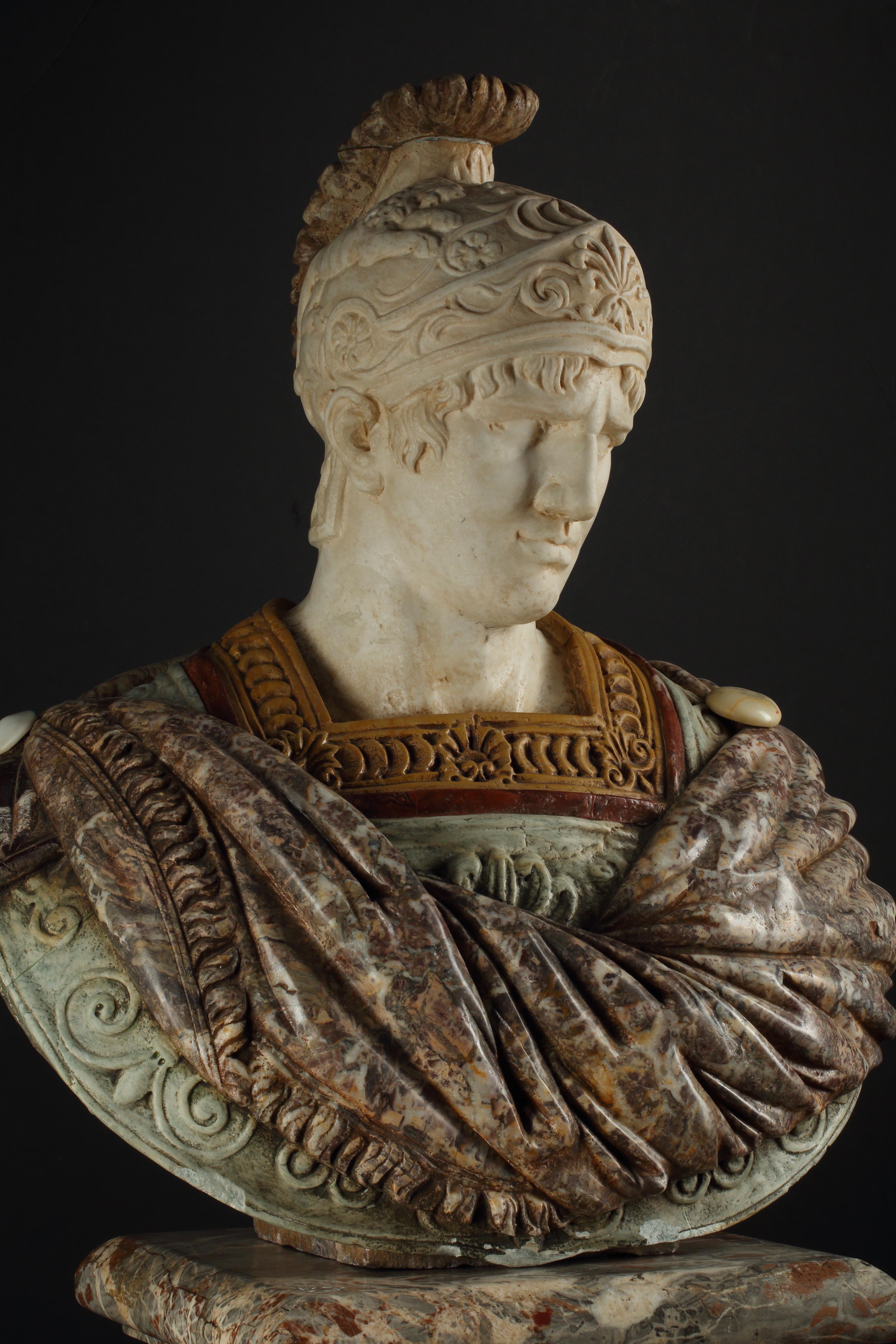 Busto in marmo multicromatico su piedistallo dopo l'antico, italiano XIX sec. In condizioni buone in vendita a El Monte, CA