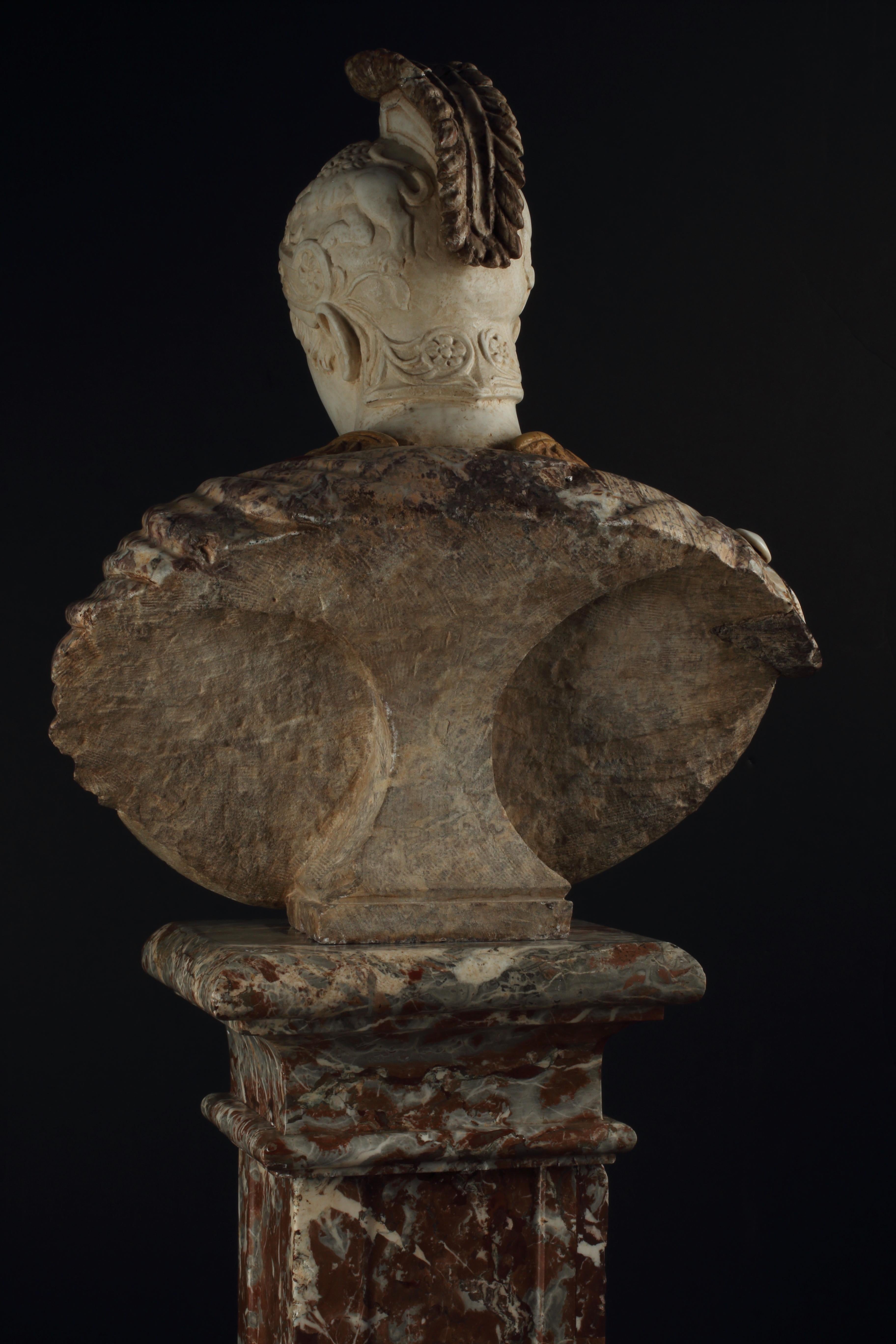 Marmo Busto in marmo multicromatico su piedistallo dopo l'antico, italiano XIX sec. in vendita