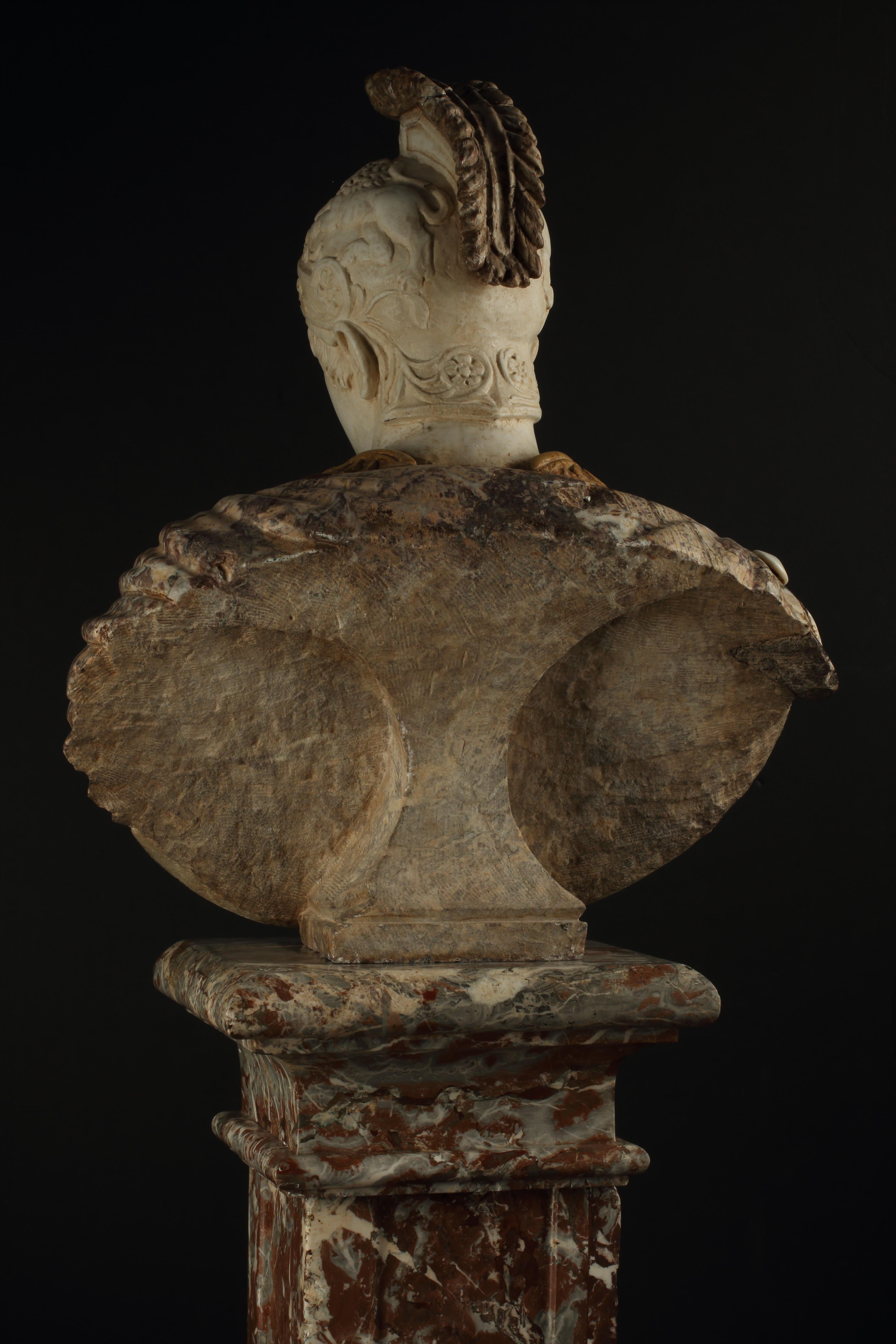 Busto in marmo multicromatico su piedistallo dopo l'antico, italiano XIX sec. in vendita 1