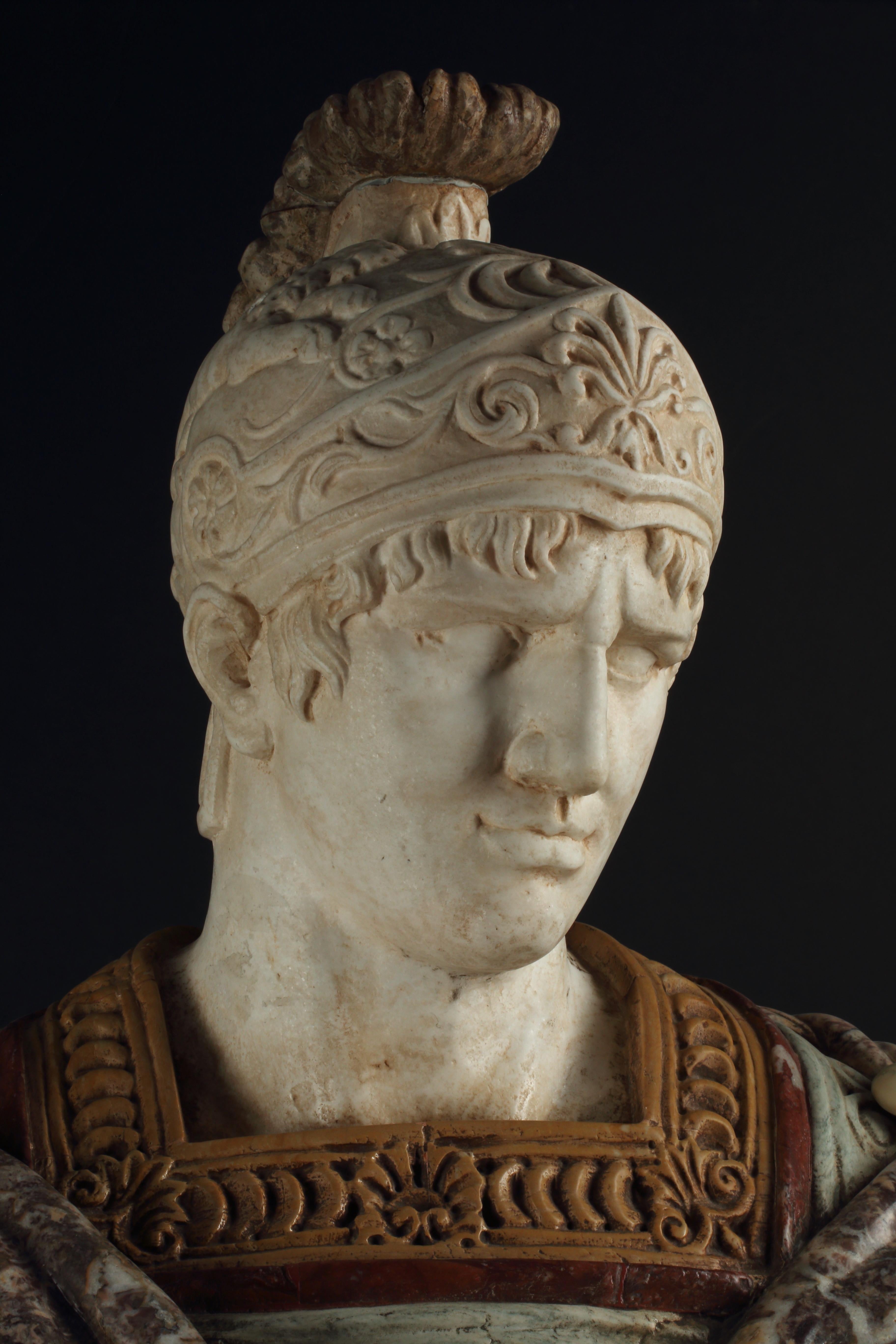 Busto in marmo multicromatico su piedistallo dopo l'antico, italiano XIX sec. in vendita 3