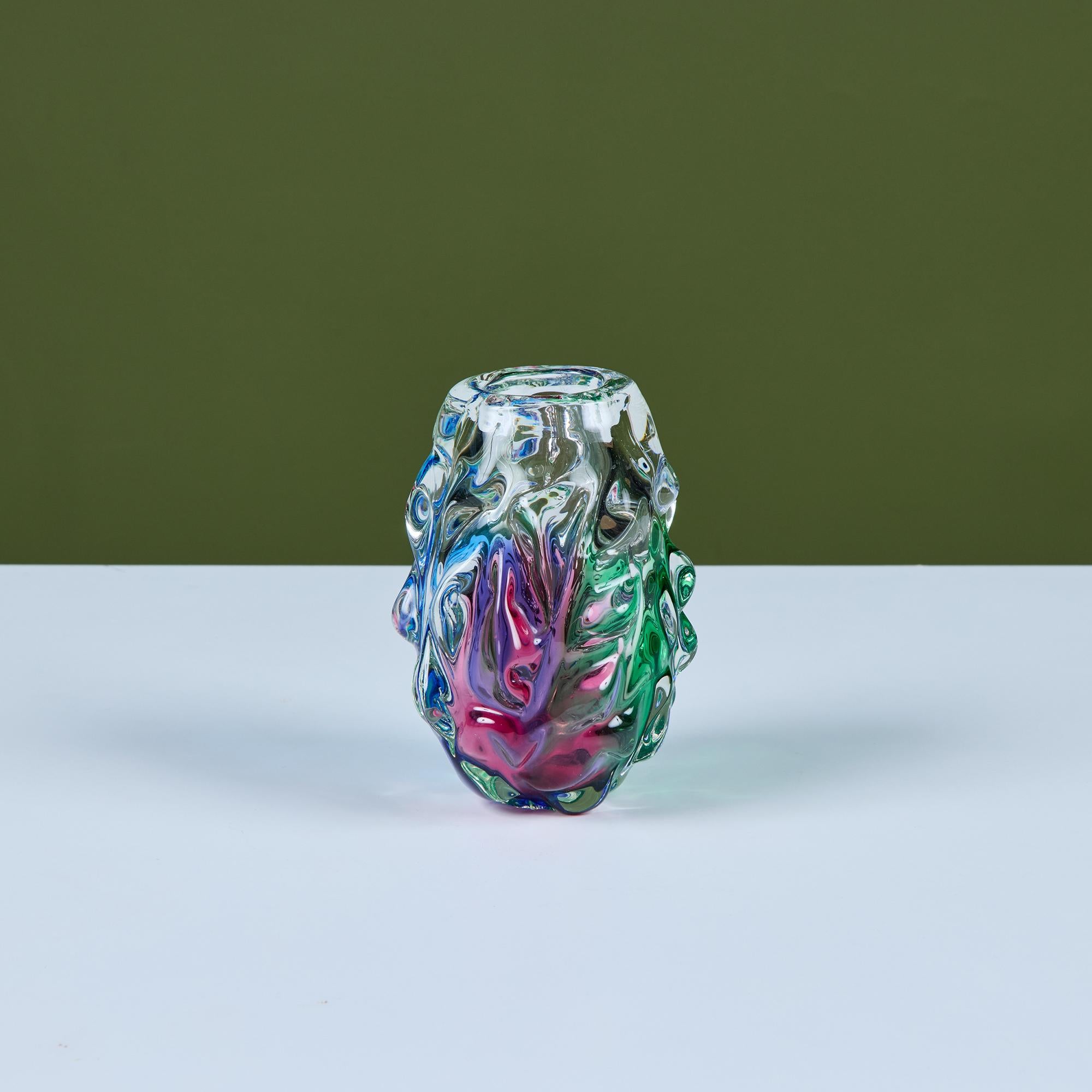 Vase aus strukturiertem Murano-Glas im Stil von Jan Beranek, ca. 1960er Jahre. Diese kleine Vase besteht aus dickem, geschichtetem Glas in Magenta, Blau und Grün mit einer runden 1,75-Zoll-Öffnung für Knospen.

Abmessungen
5