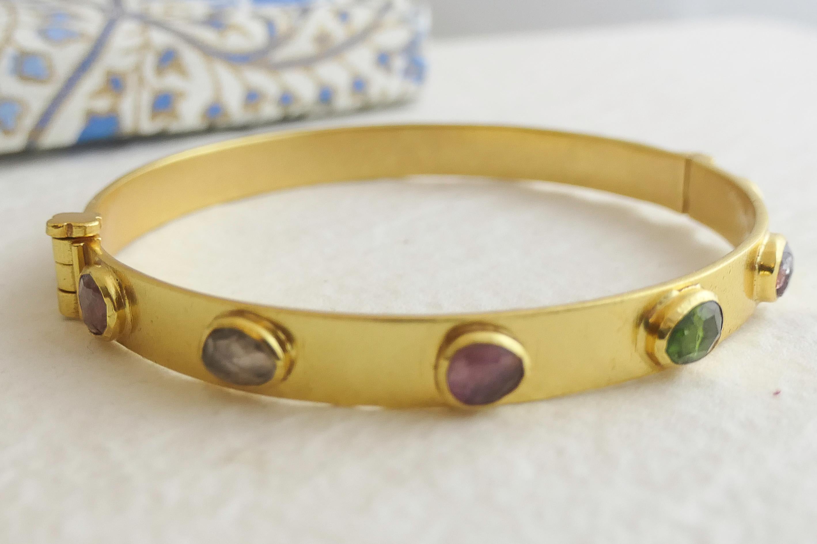 Bracciale in argento placcato oro con tormalina multicolore In condizioni Nuovo in vendita a Oslo, 03