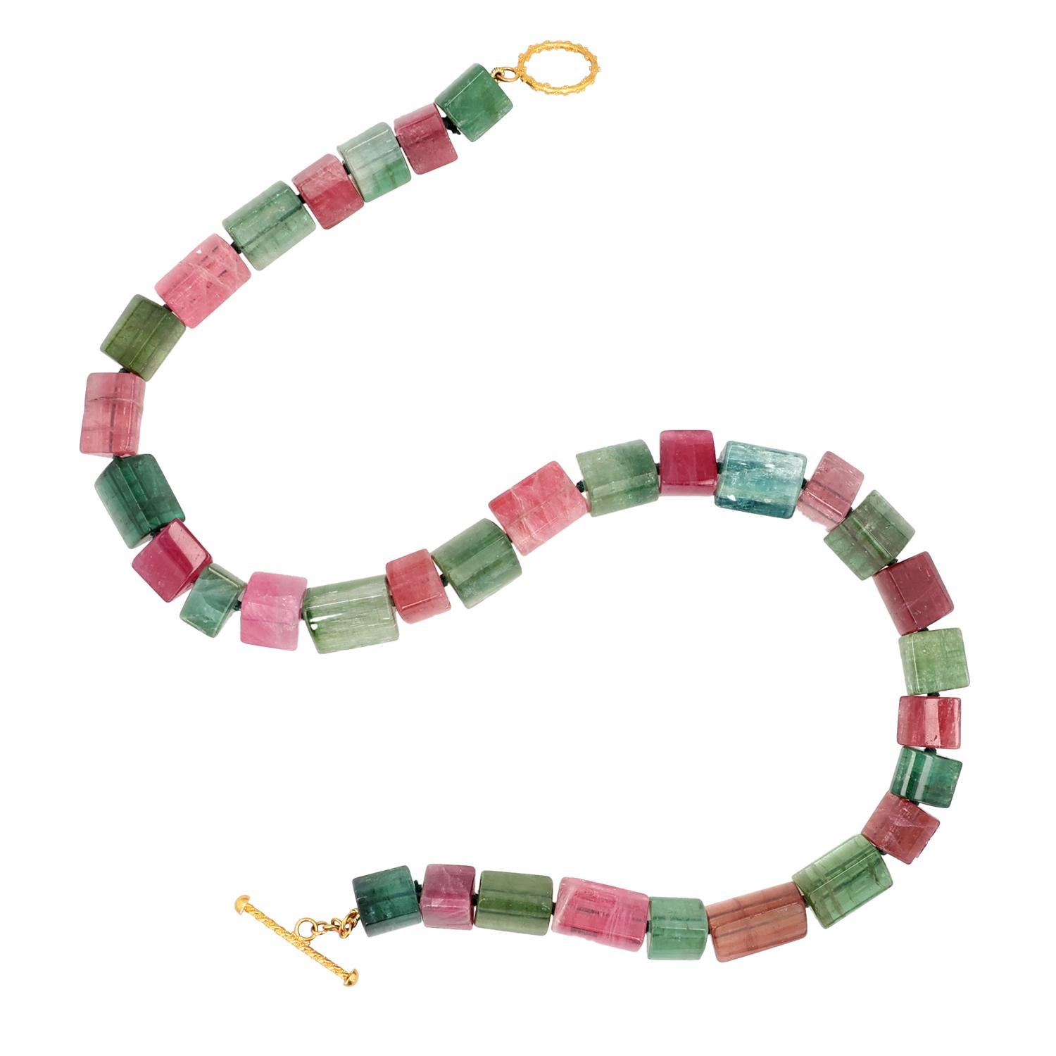 Eleganza con questa squisita collana di tormalina multicolore della rinomata designer Paula Crevoshay. Questo splendido pezzo è caratterizzato da tormaline a forma di triangolo che mostrano uno spettro unico di colori, dal rosa vibrante al verde