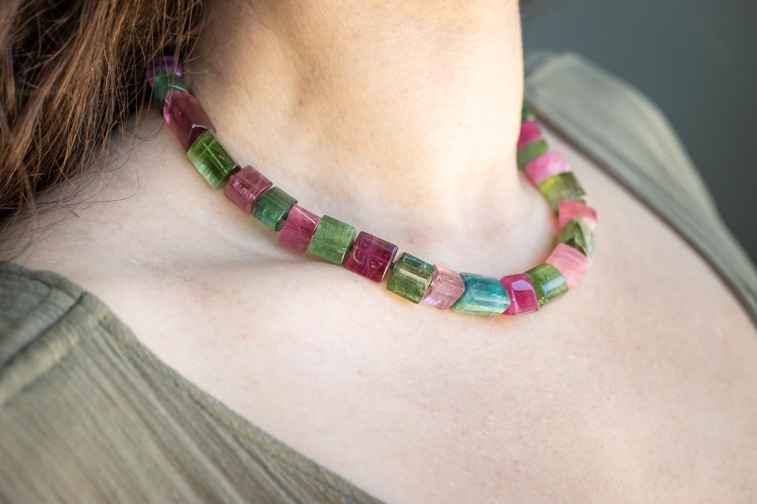 Moderno Collana con tormalina multicolore e chiusura a ginocchiera in YG 18K di Paula Crevoshay in vendita