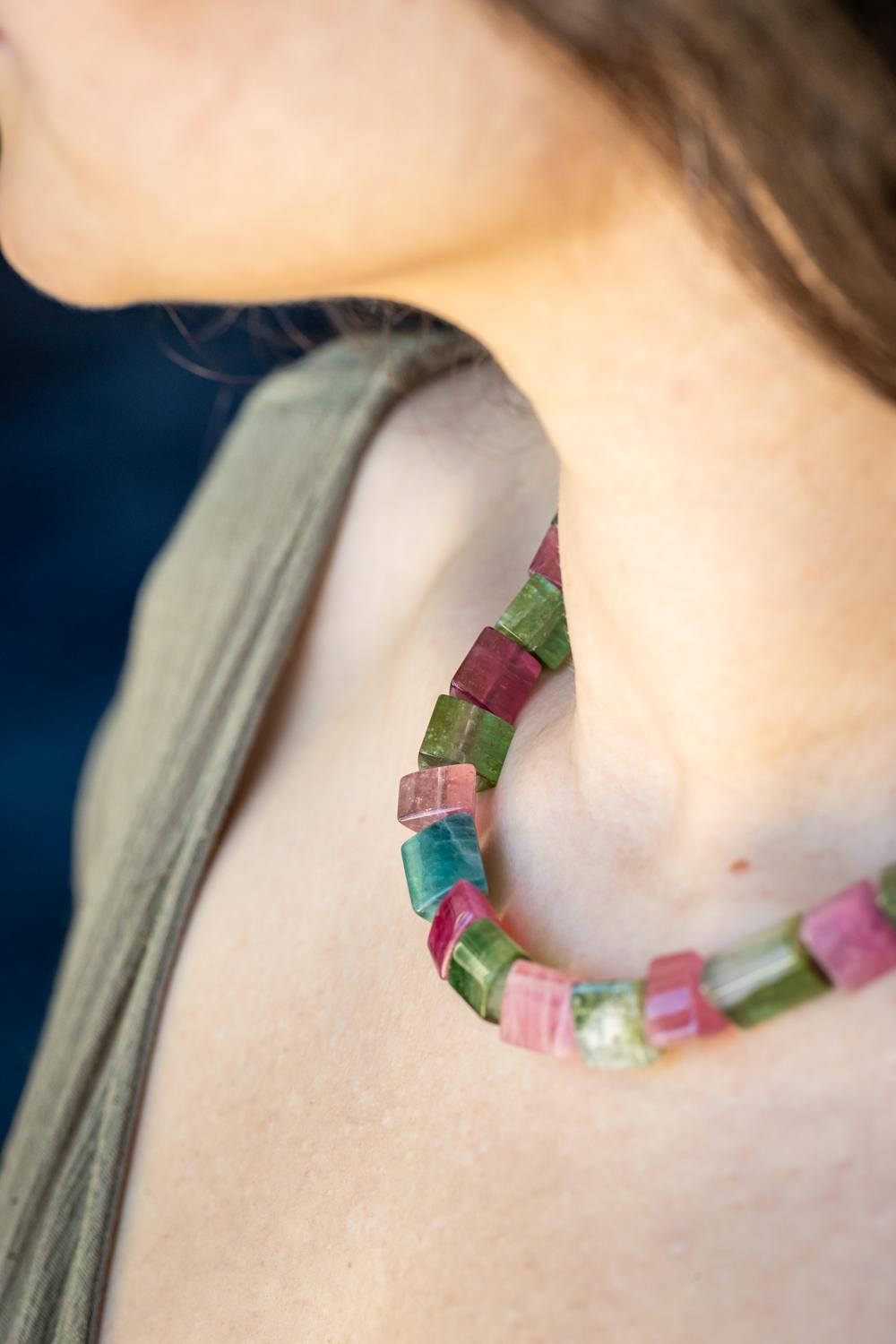 Perlina Collana con tormalina multicolore e chiusura a ginocchiera in YG 18K di Paula Crevoshay in vendita