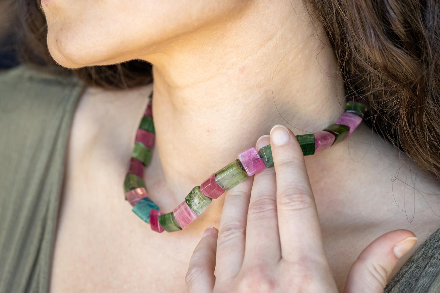 Collana con tormalina multicolore e chiusura a ginocchiera in YG 18K di Paula Crevoshay In condizioni Nuovo in vendita a Virginia Beach, VA